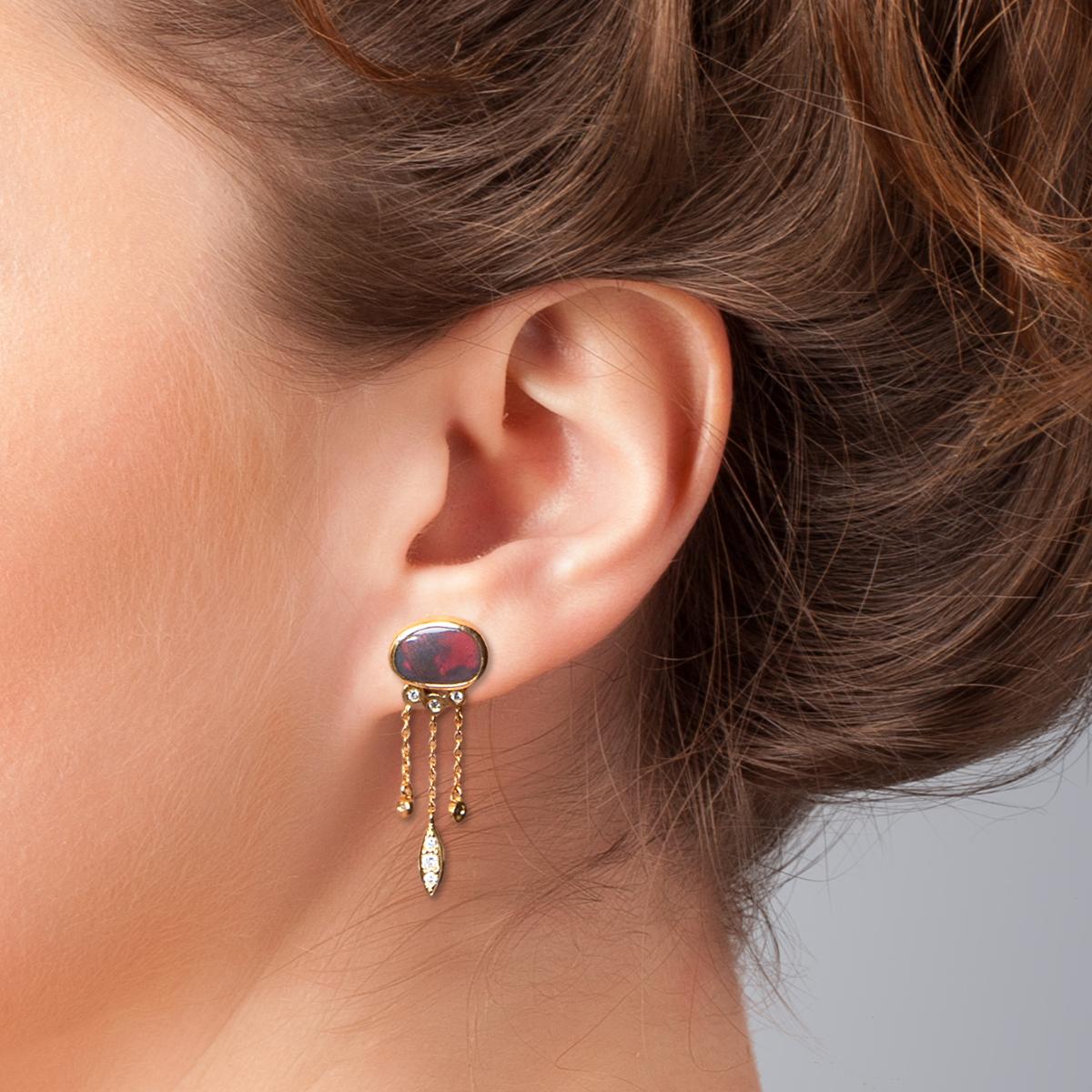 Australische Ohrringe aus 18 Karat Gold mit 2,25 Karat schwarzem Opal, Diamant (Cabochon) im Angebot