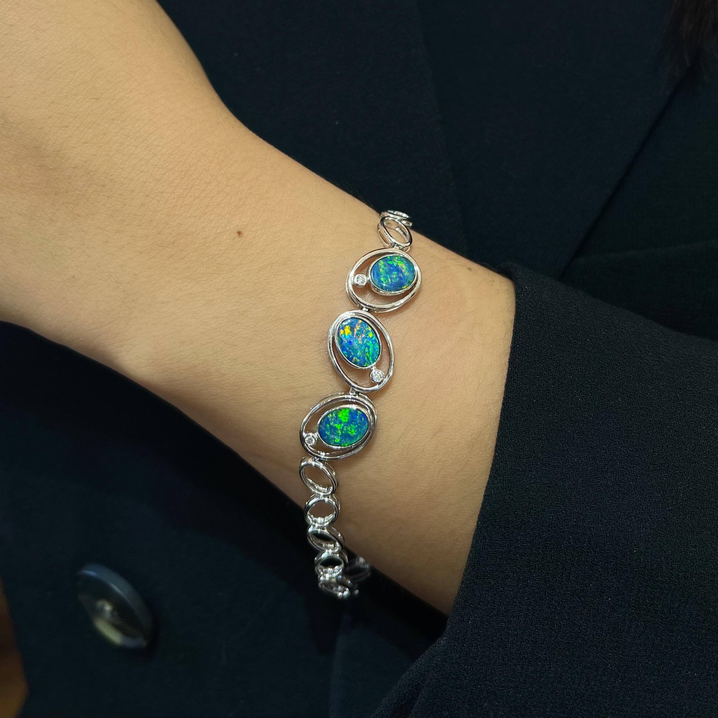 Verspielt und neugierig ist die Trägerin des Armbands 'Playful Josie' mit drei verführerischen Opal-Doubletten (2,36 ct.), die in wunderschönem 18-karätigem Weißgold mit glänzenden Diamanten gefasst sind, die das elektrisierende und anmutige