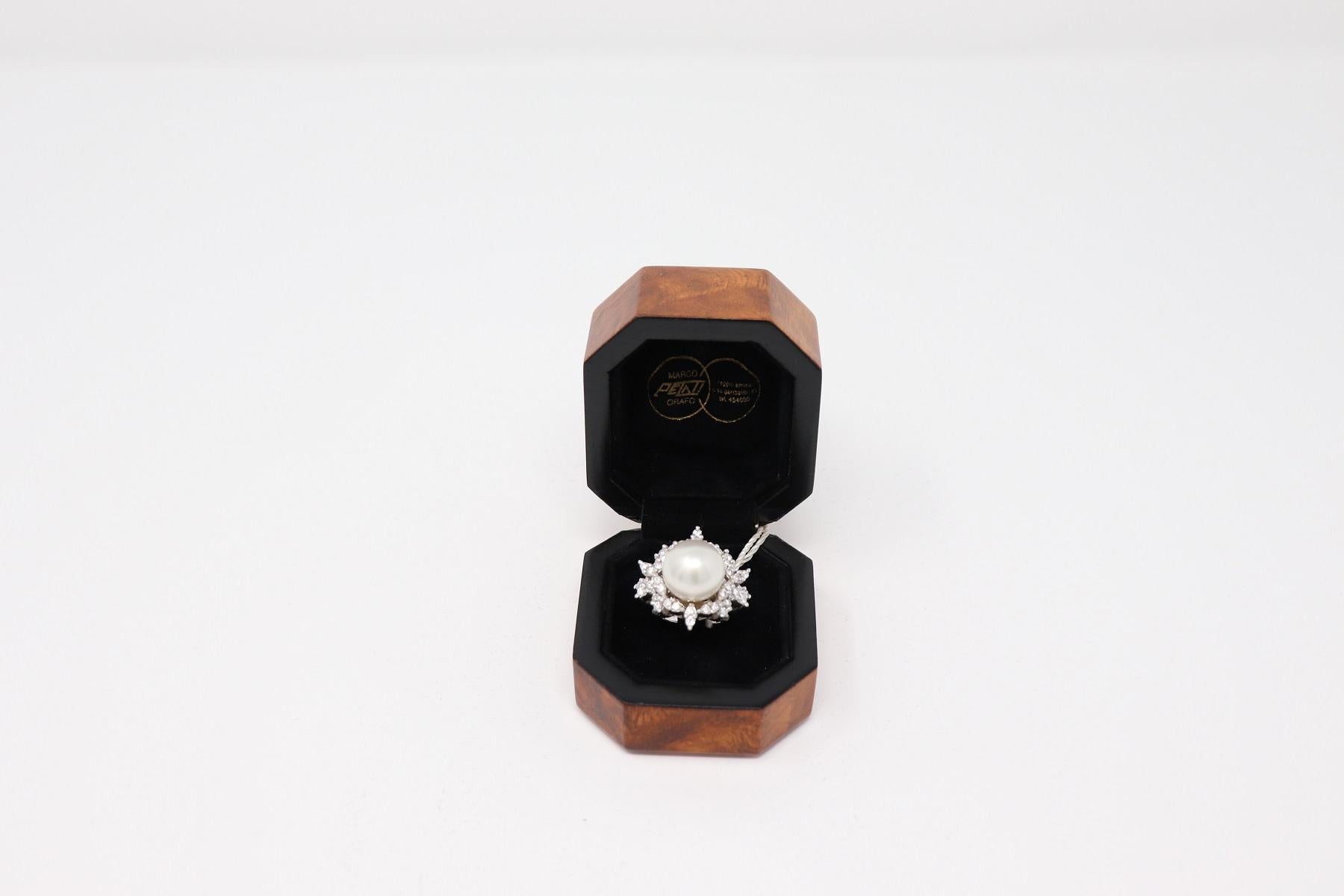 18 Karat white gold ring with large Australian 25 Carat central pearl. The pearl is surrounded by brilliant cut diamonds totaling 1.50 Carat.
Ring size Italian 18 please see the conversion in the table in the picture. This beautiful ring of Italian