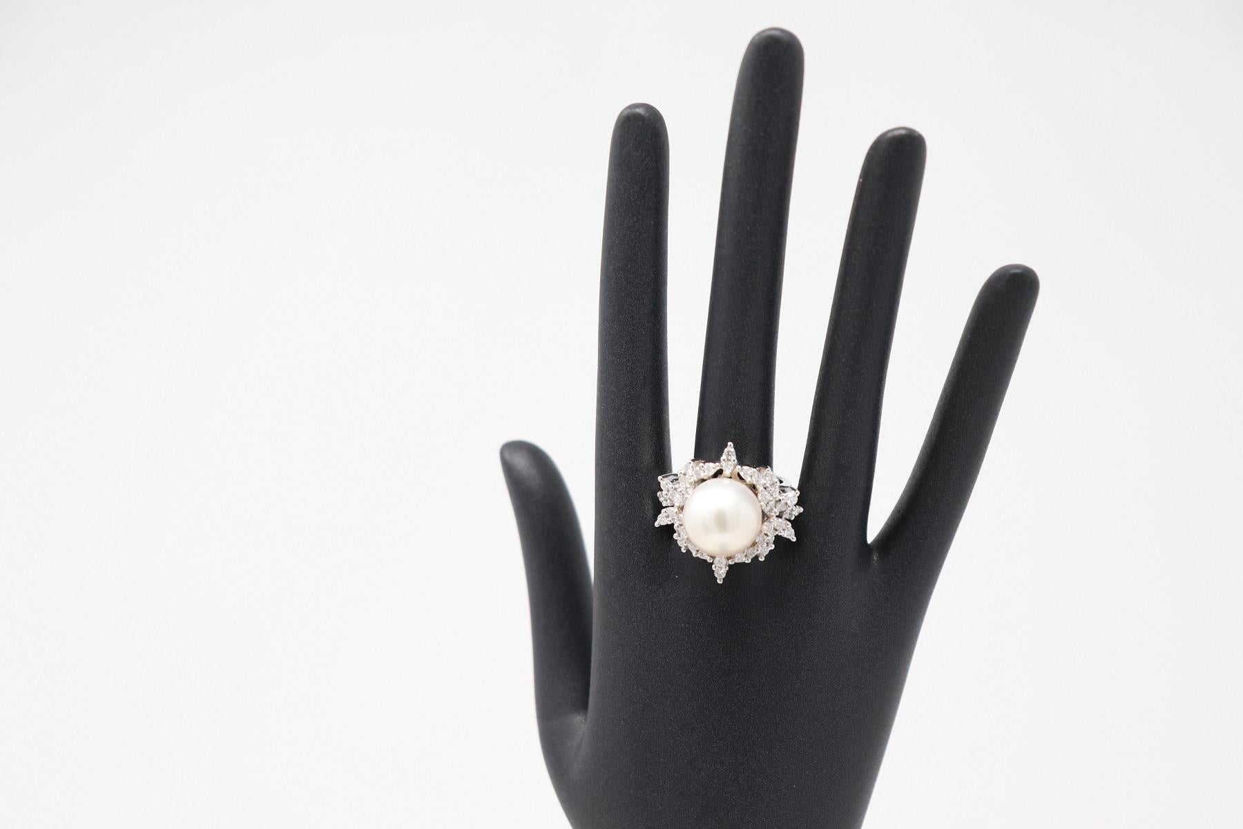 Australian 25 Carat Pearl White Gold Diamonds Dome Cocktail Ring, 1980s In Excellent Condition For Sale In Bosco Marengo, IT
