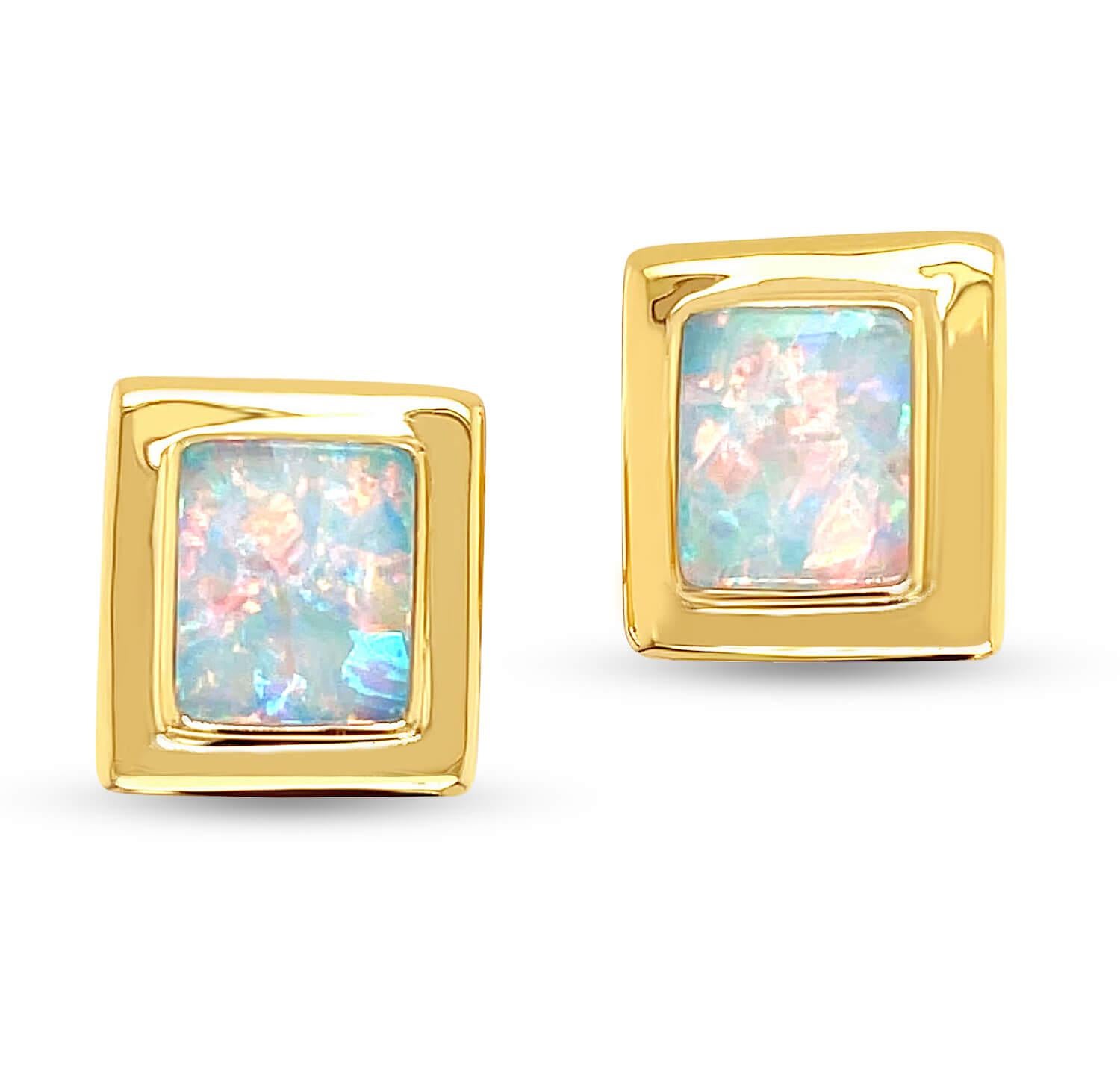 The classic design of these Australian opal cufflinks exudes a masculine look that is ideal for any formal occasion, from the office to an important dinner. Expertly crafted in 18k gold, they are set with exquisite precious opal from Lightning