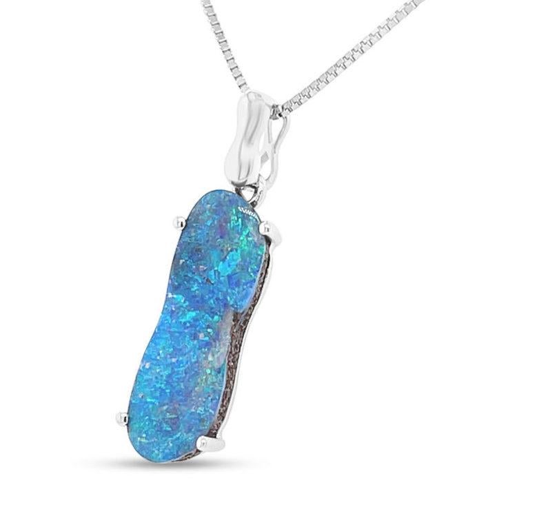 Absolut ätherisch und atemberaubend ist die Trägerin des Anhängers Elysium Boulder Opal (5,43ct). Der atemberaubende Edelstein aus Winton, Australien, ist in einer völlig einzigartigen Form geschliffen, um das leuchtende blaue und grüne Farbspiel zu