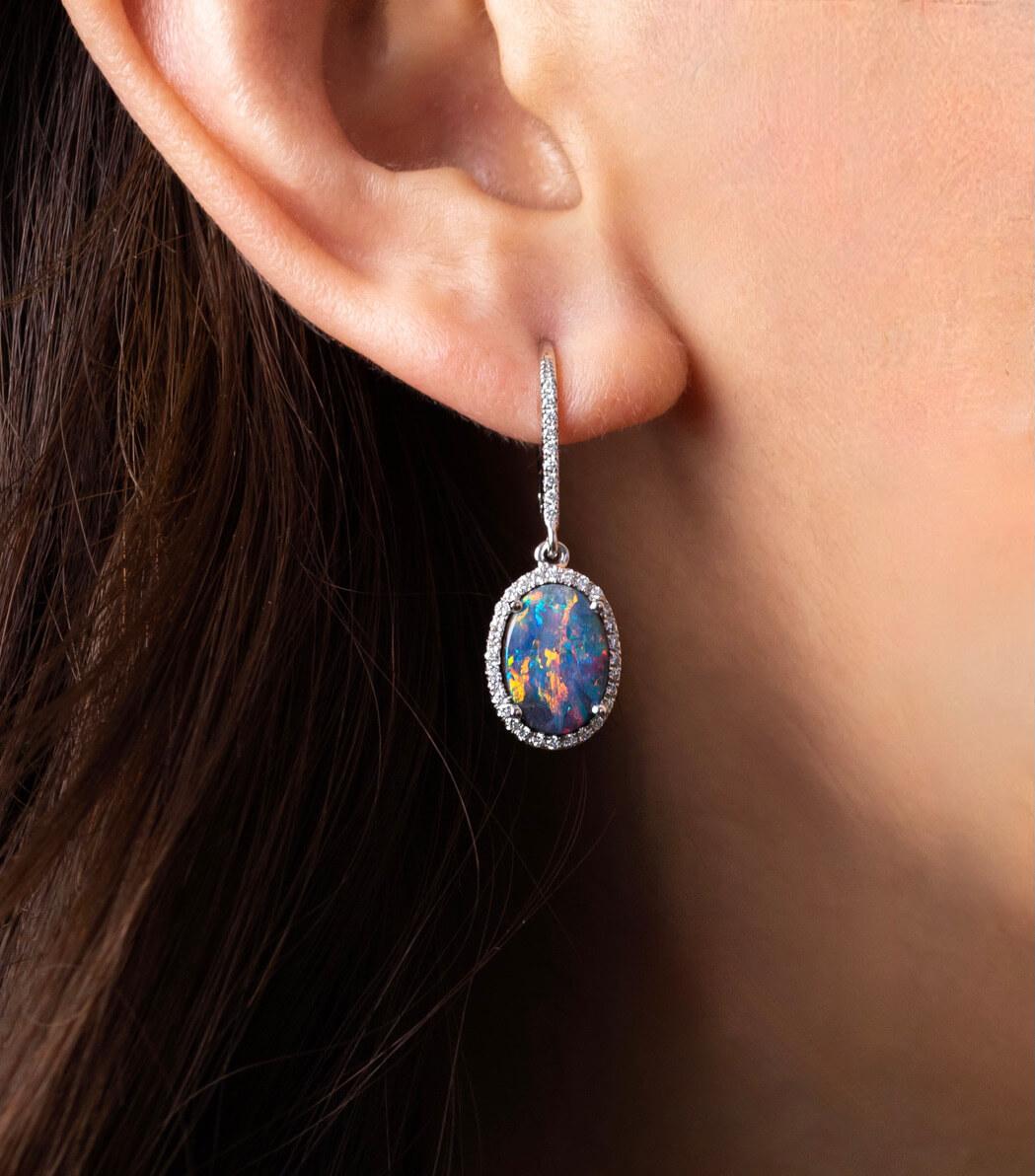 Natürliche australische natürliche 5,70 Karat Boulder-Opal/Diamant-Ohrringe aus 18k Weißgold (Zeitgenössisch) im Angebot