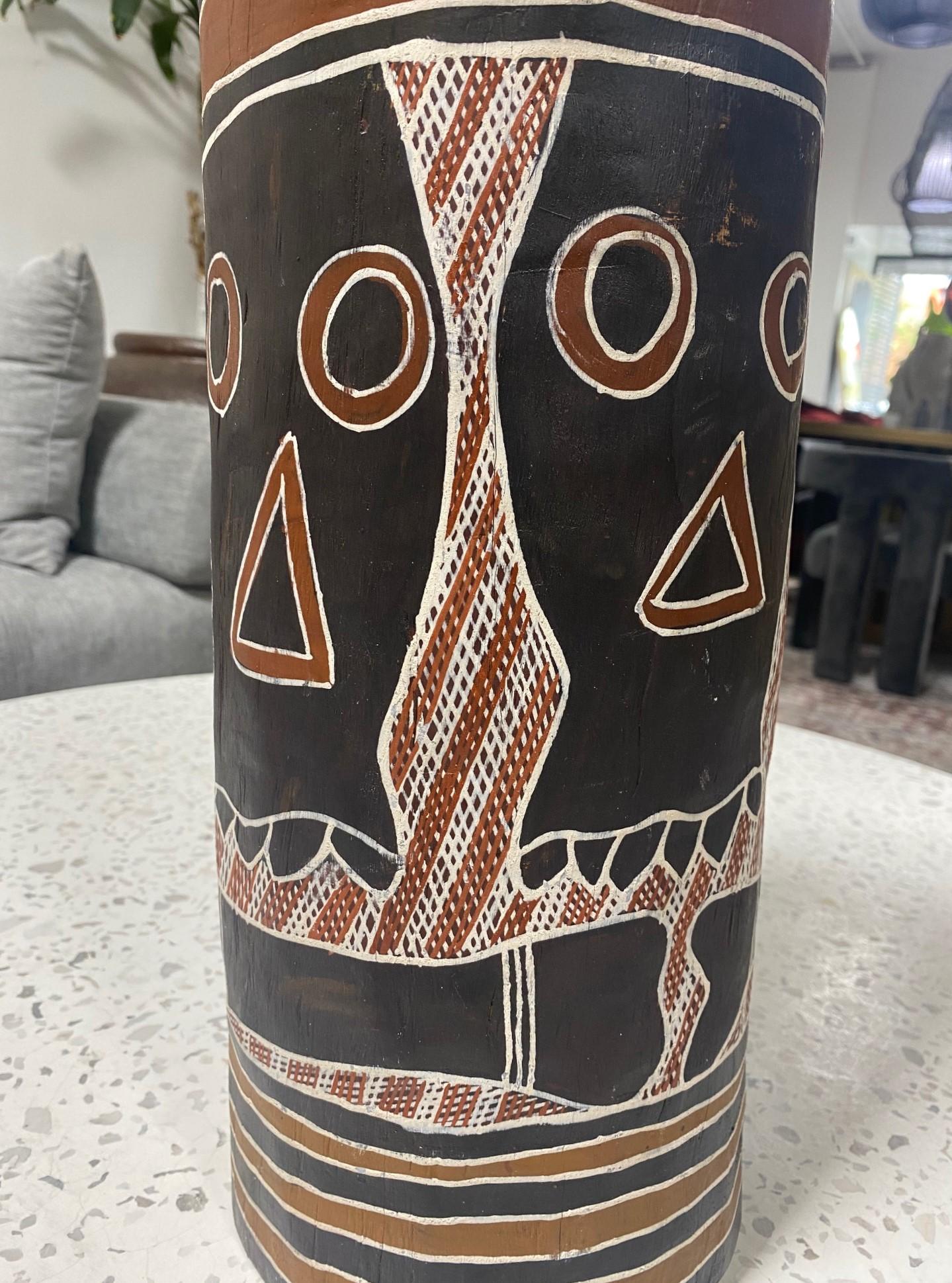 Arte aborigen australiano tallado en madera Tótem de hueso de tronco Ataúd con diseño de calavera en venta 4