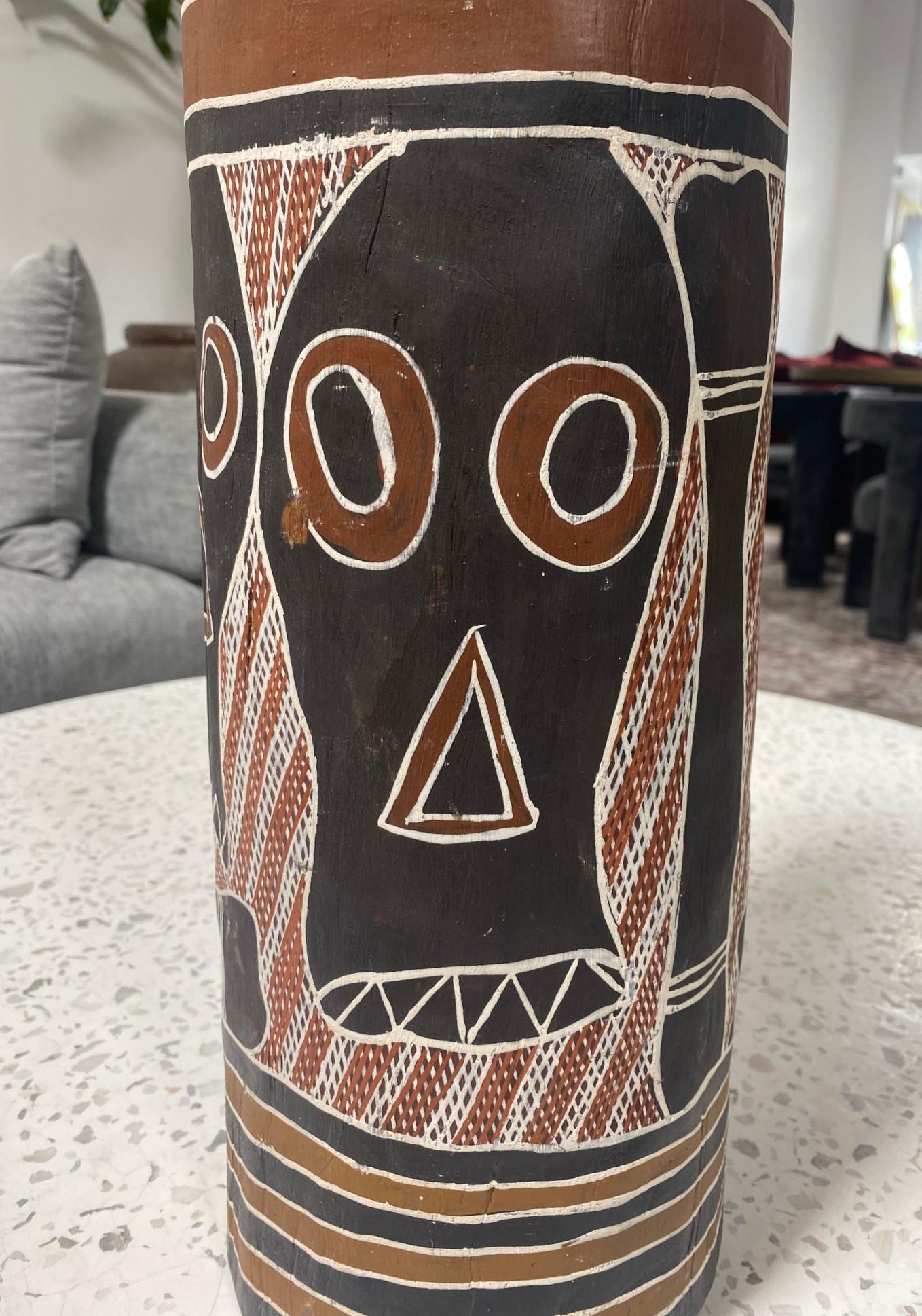 Arte aborigen australiano tallado en madera Tótem de hueso de tronco Ataúd con diseño de calavera Tallado a mano en venta