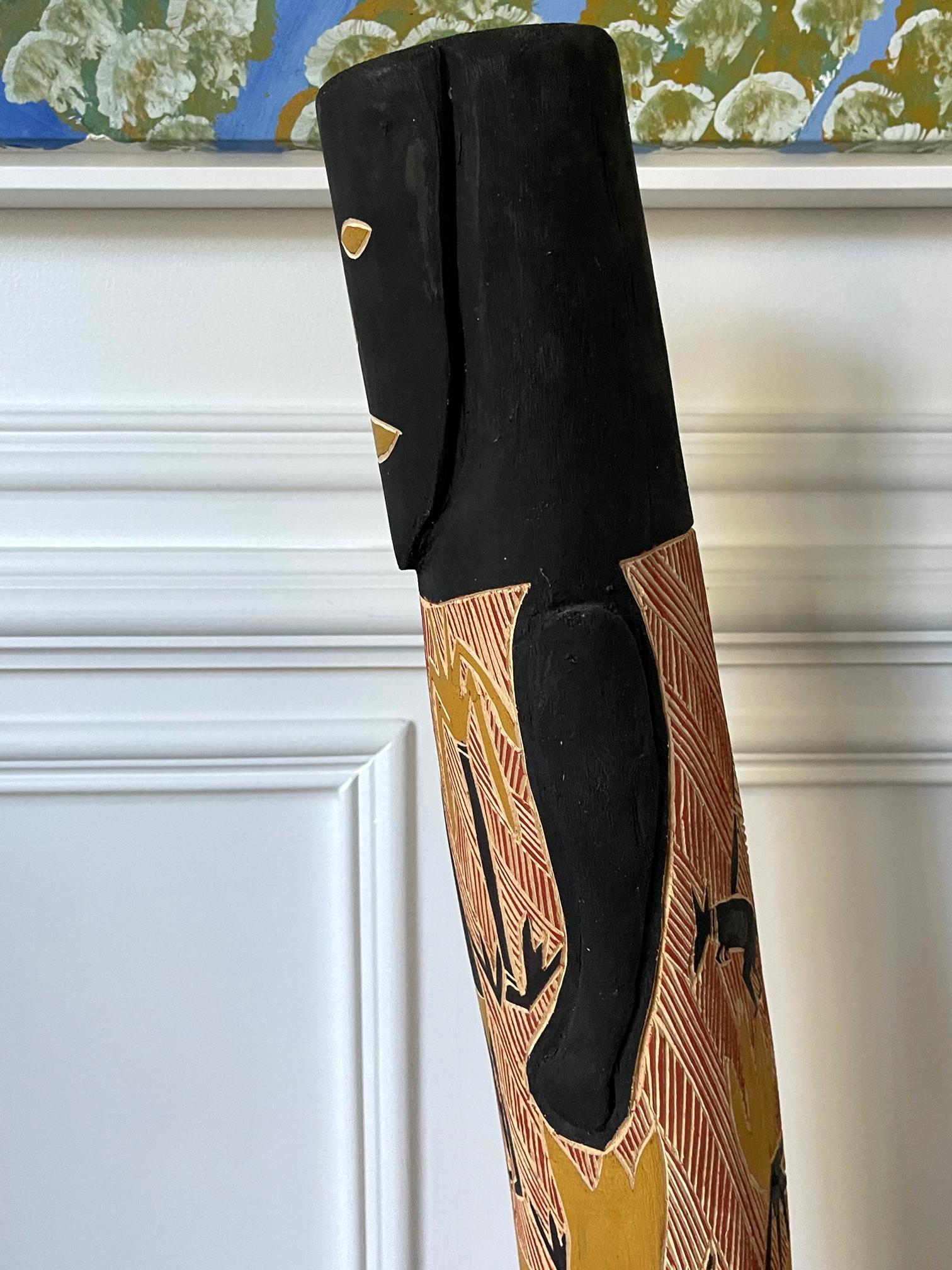 Figure d'ancêtre aborigène australienne sculptée avec peinture ocre en vente 1