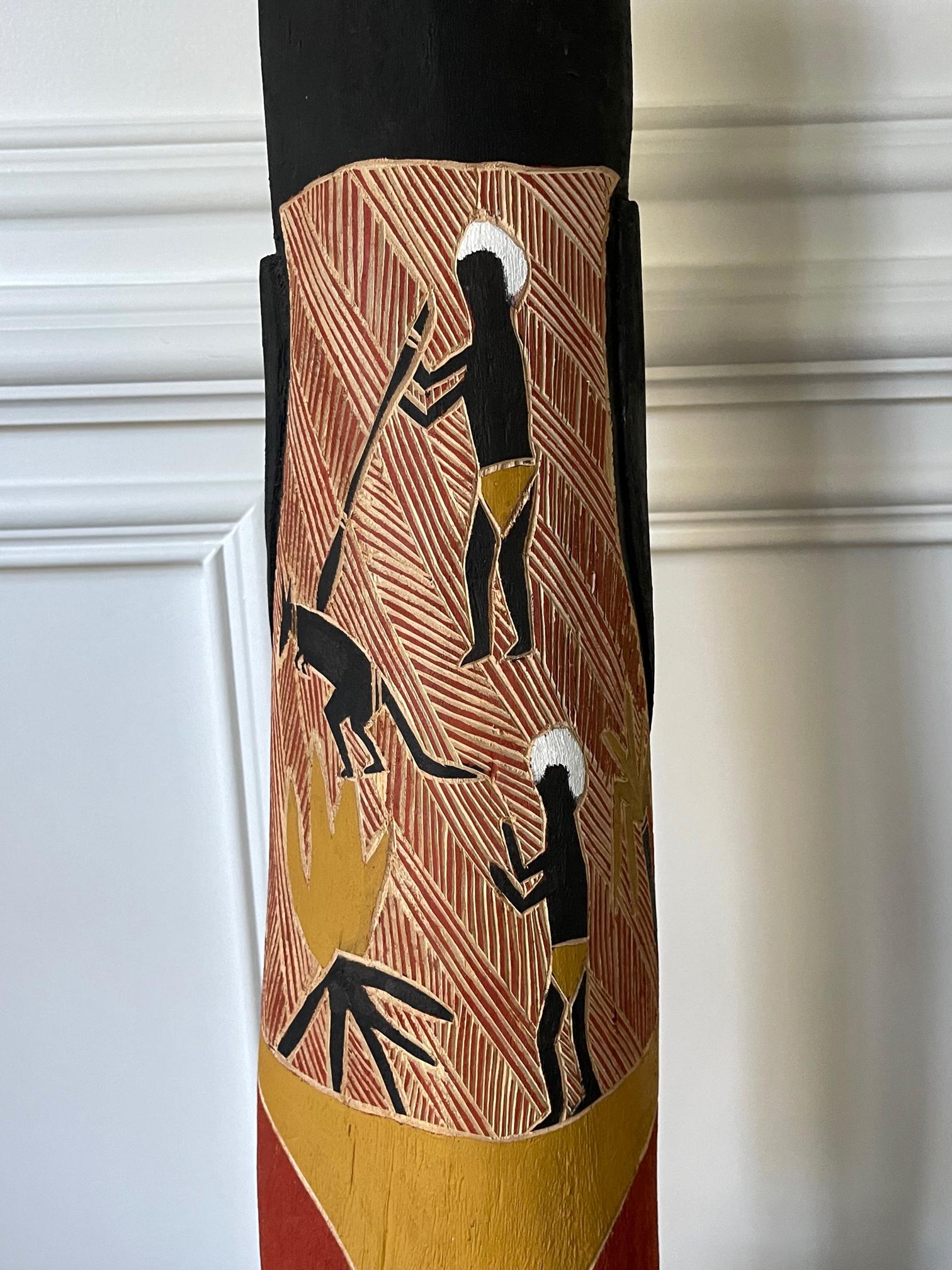 Figure d'ancêtre aborigène australienne sculptée avec peinture ocre en vente 3