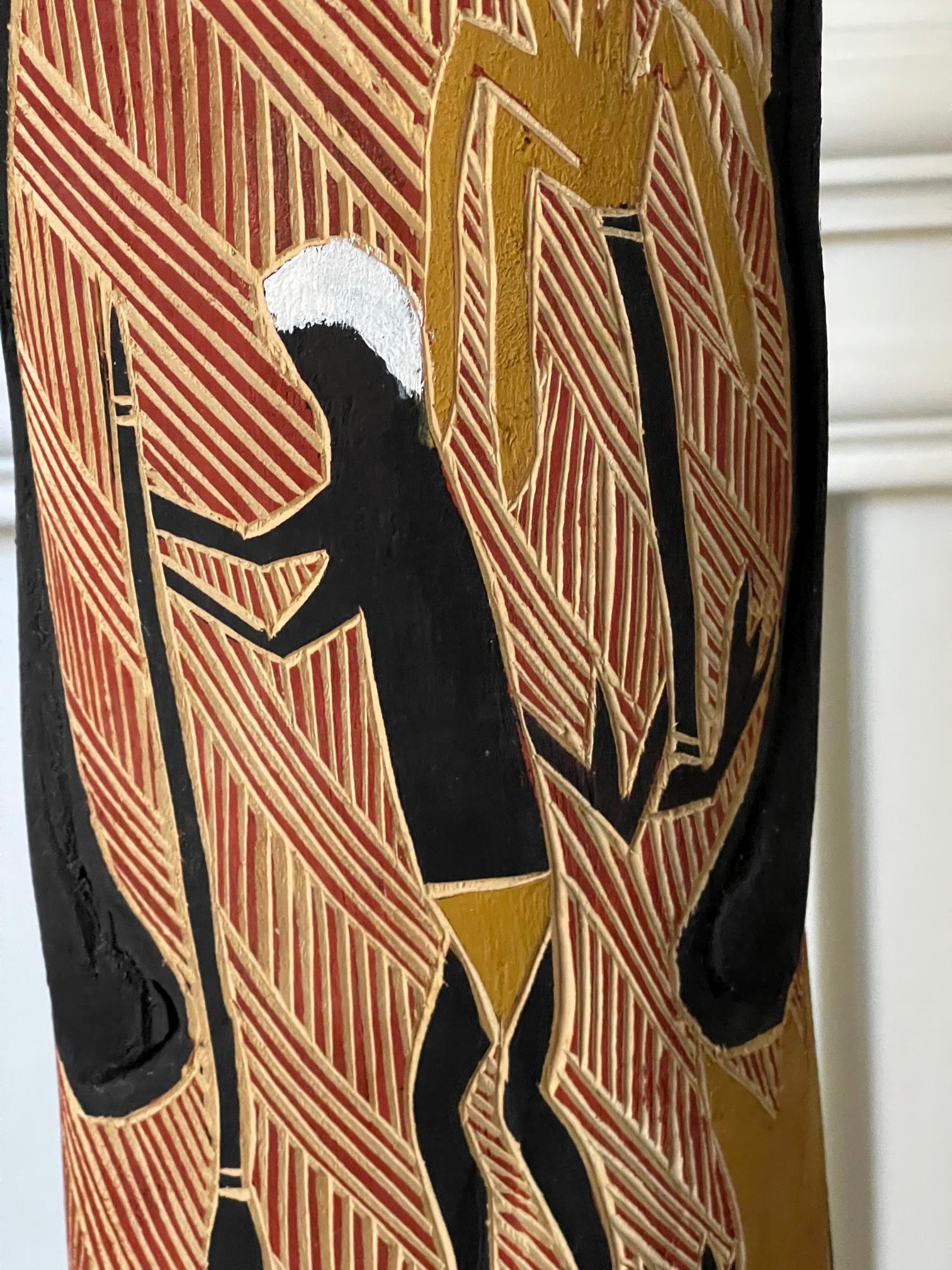 Figure d'ancêtre aborigène australienne sculptée avec peinture ocre en vente 5