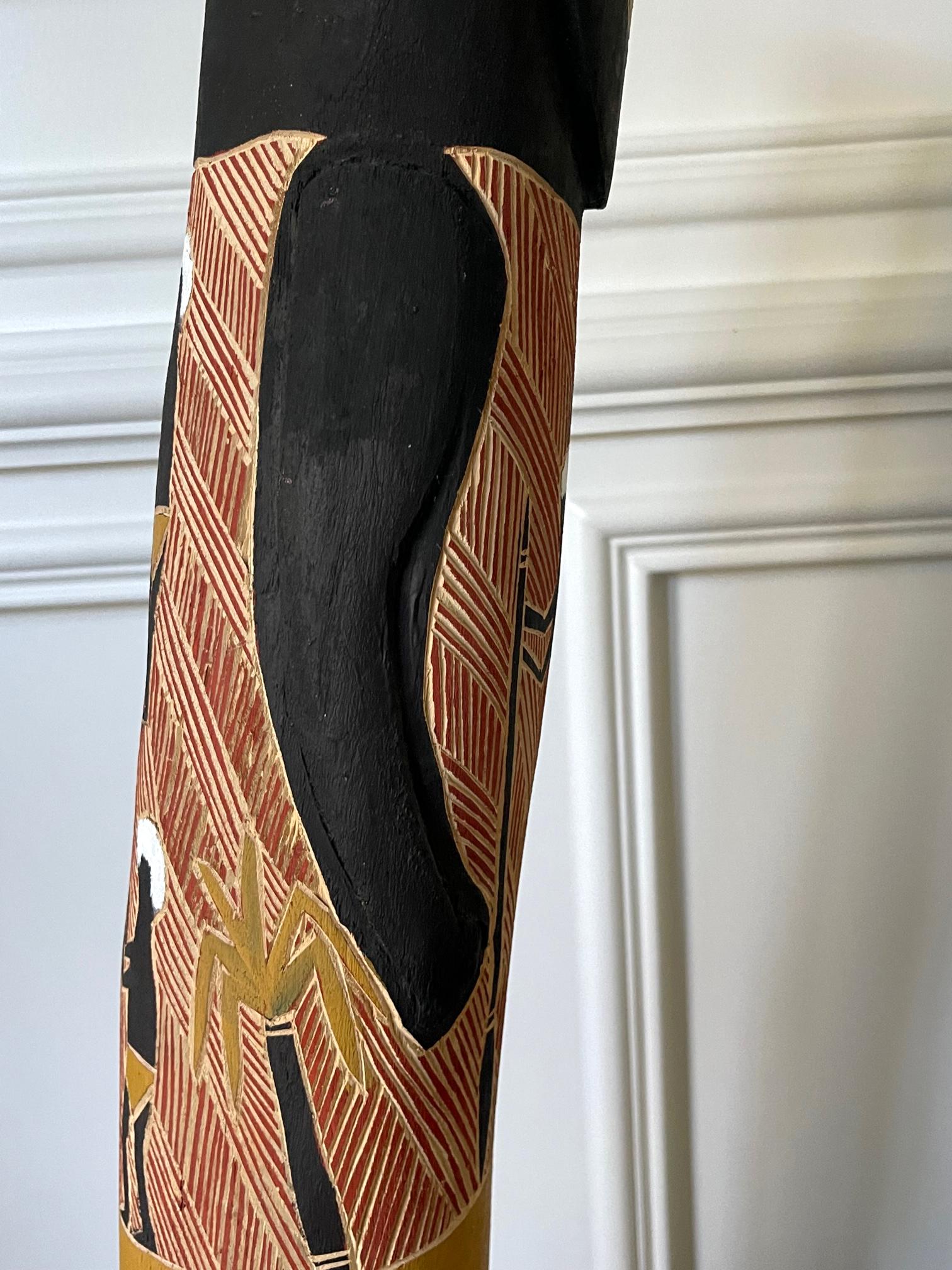 Sculpté à la main Figure d'ancêtre aborigène australienne sculptée avec peinture ocre en vente