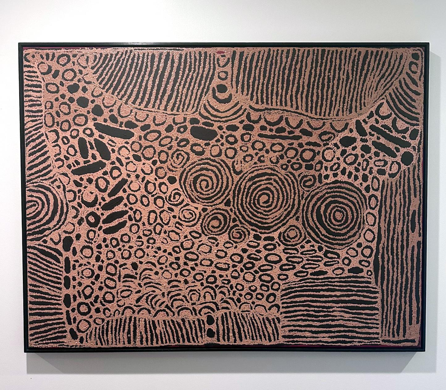 Una impresionante pintura abstracta de la artista aborigen australiana Nyurapayia Nampitjinpa (también conocida como Mrs. Bennett; 1935-2013). Acrílico sobre lino belga y pintado en 2006. Sin título, los colores terrosos y la composición representan
