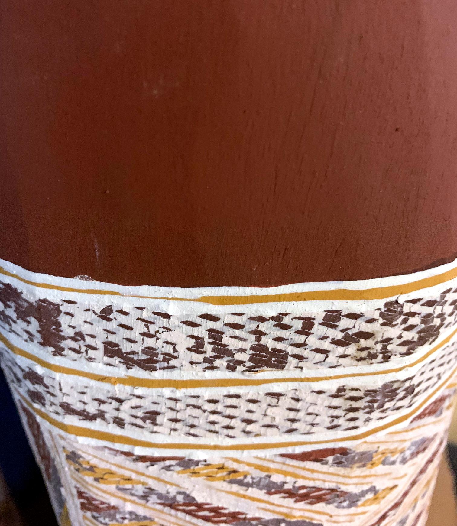 Pintura aborigen australiana sobre tronco hueco Tribal en venta