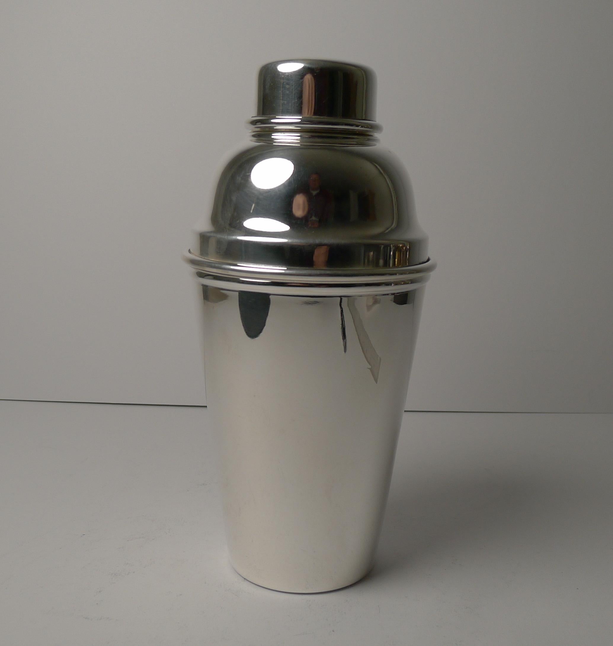 A handsome vintage Art Deco cocktail shaker in silver plate dating to c.1940.

The underside is fully marked for Heckworth for the silversmith's and platers from St Kilda, Victoria in Australia, active from 1940 to 1945.

The interior of the top