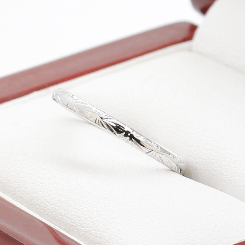 Australian Art Deco White Gold Engraved Band In Good Condition For Sale In BALMAIN, NSW
