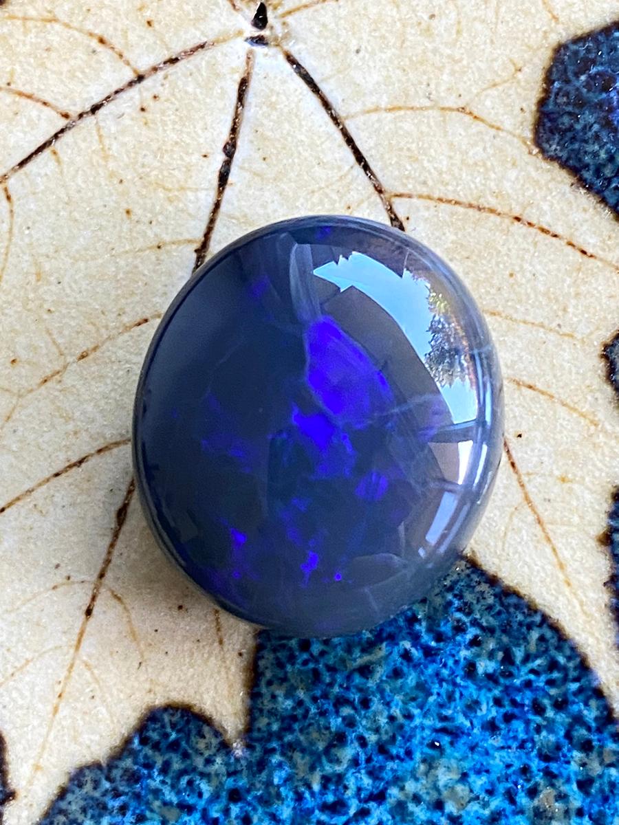 Australischer Schwarzer Opal 21,27 Ct Oval Cabochon Dunkle Magie Indigo Blau Natürlicher Edelstein im Angebot 6