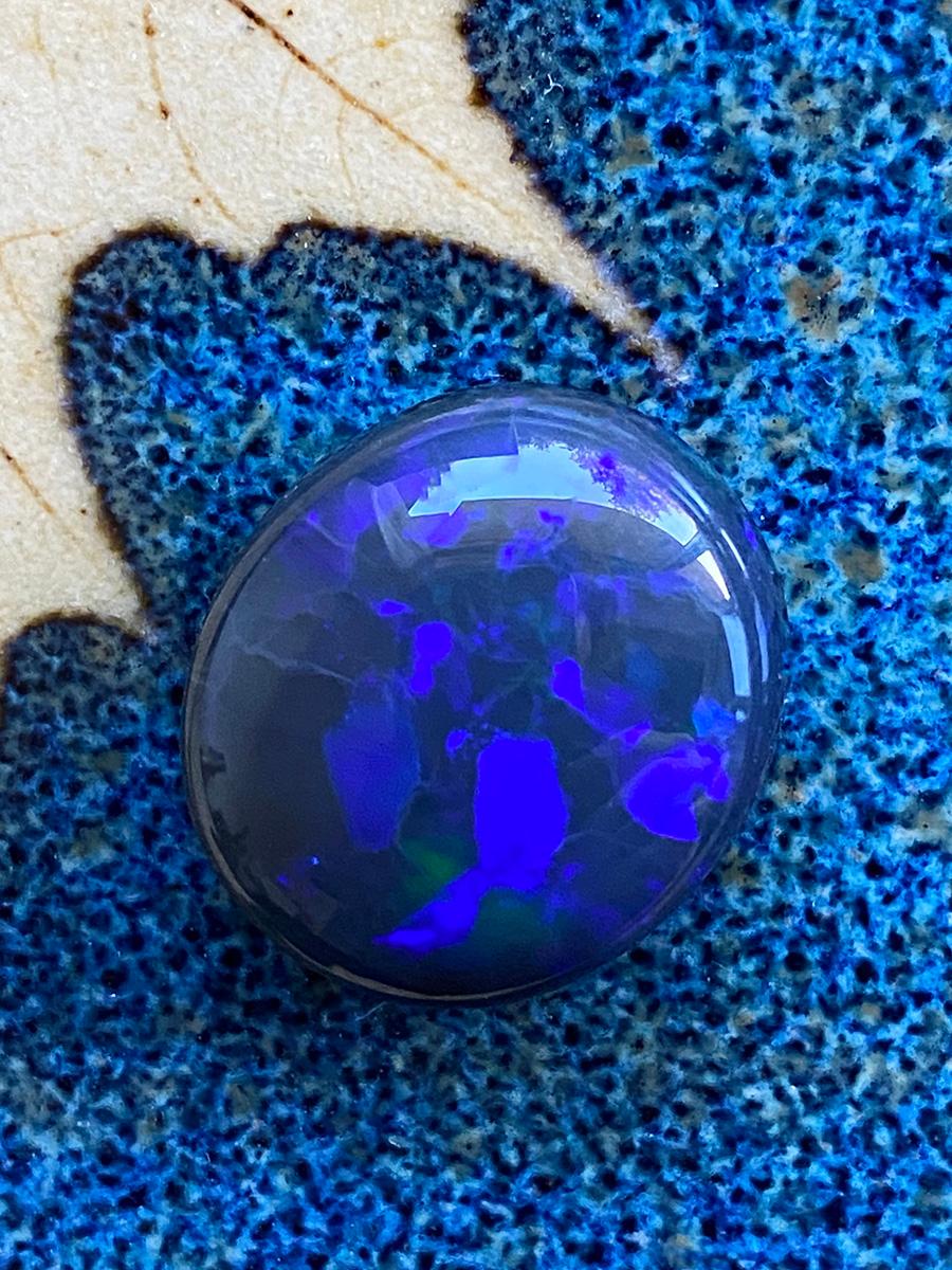 Australischer Schwarzer Opal 21,27 Ct Oval Cabochon Dunkle Magie Indigo Blau Natürlicher Edelstein im Angebot 8