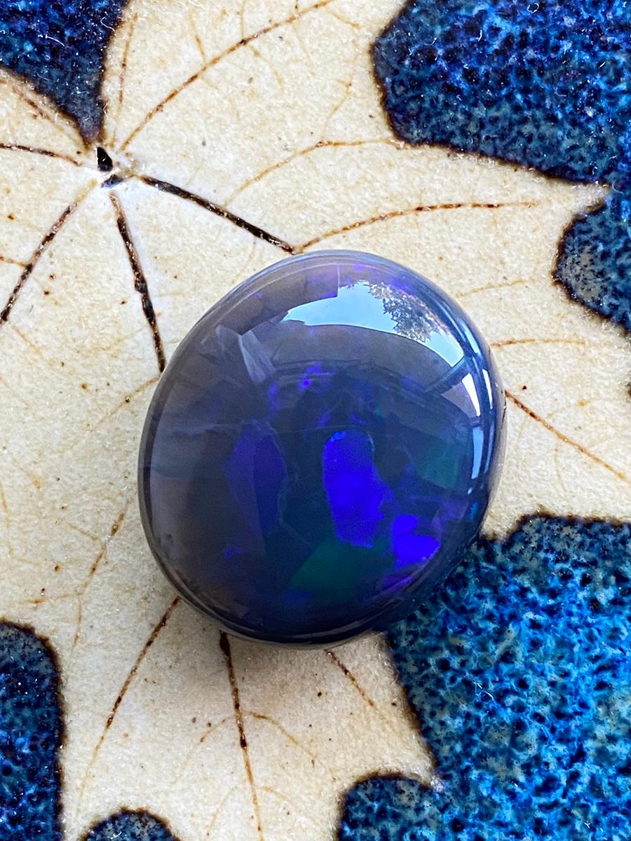 Australischer Schwarzer Opal 21,27 Ct Oval Cabochon Dunkle Magie Indigo Blau Natürlicher Edelstein im Angebot 9