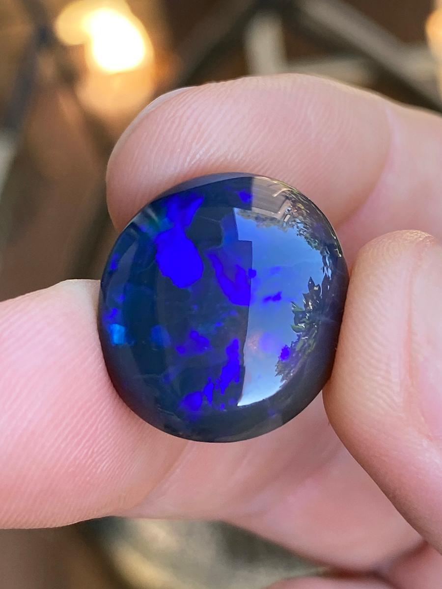 Australischer Schwarzer Opal 21,27 Ct Oval Cabochon Dunkle Magie Indigo Blau Natürlicher Edelstein im Angebot 1
