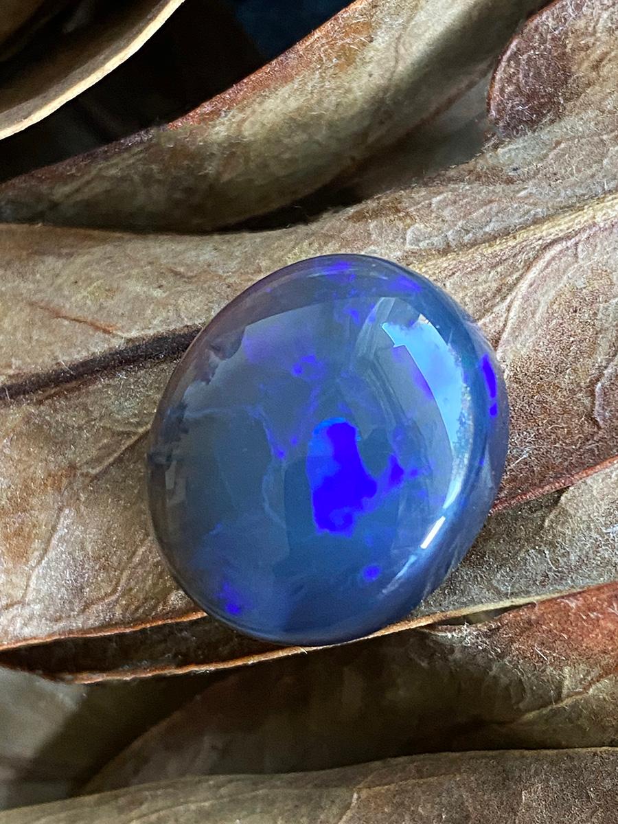 Australischer Schwarzer Opal 21,27 Ct Oval Cabochon Dunkle Magie Indigo Blau Natürlicher Edelstein im Angebot 2