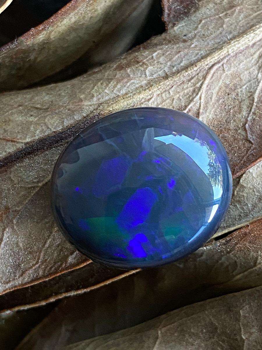 Australischer Schwarzer Opal 21,27 Ct Oval Cabochon Dunkle Magie Indigo Blau Natürlicher Edelstein im Angebot 3