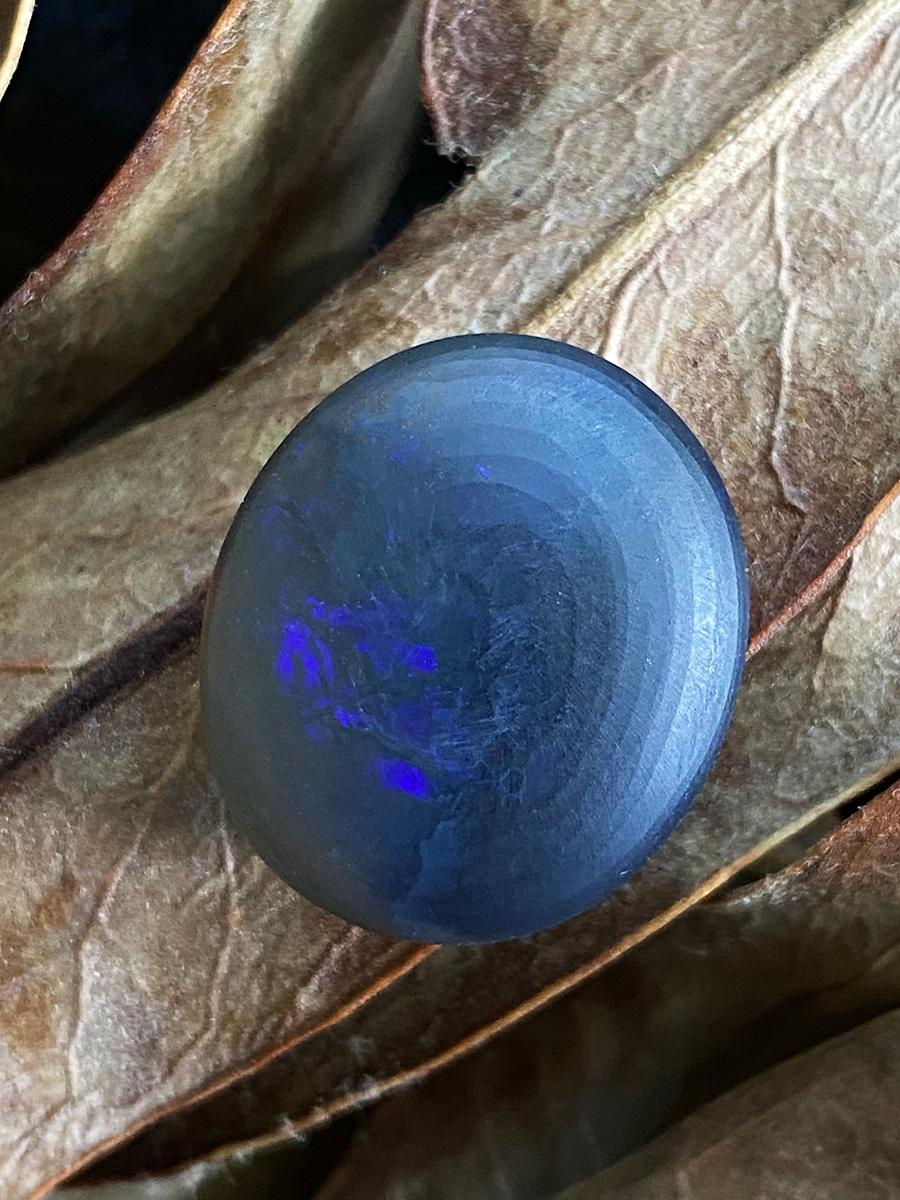 Australischer Schwarzer Opal 21,27 Ct Oval Cabochon Dunkle Magie Indigo Blau Natürlicher Edelstein im Angebot 4