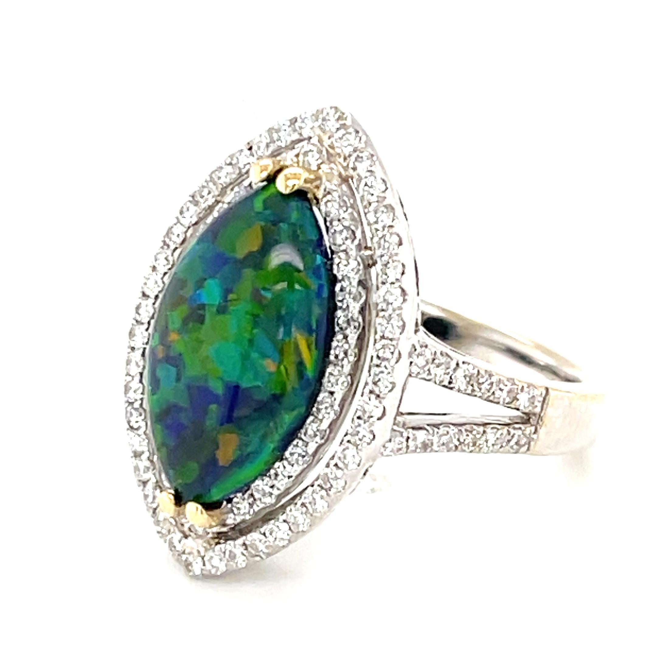 Artisan Opale noire d'Australie 3.15 Carats Bague Halo diamant en or blanc 18k en vente
