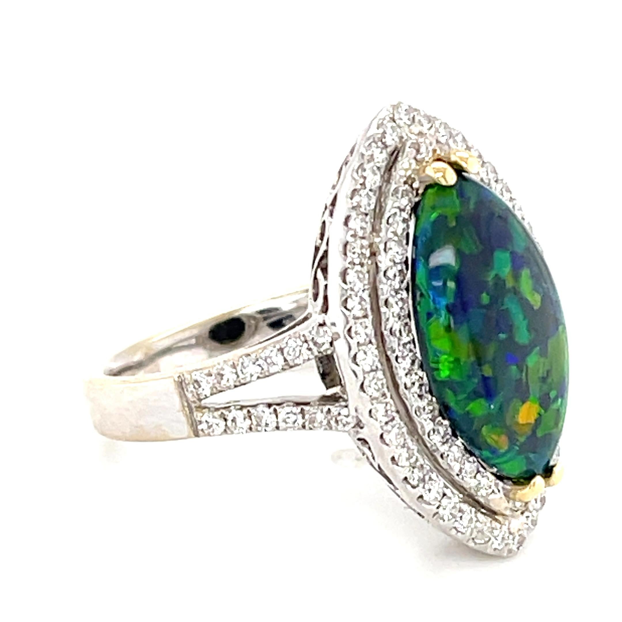 Taille Marquise Opale noire d'Australie 3.15 Carats Bague Halo diamant en or blanc 18k en vente