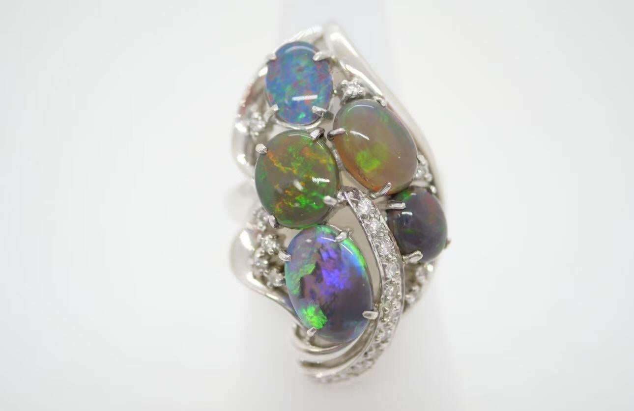 ♥ Dies ist ein wunderschöner Ring mit fünf einzigartigen australischen Opalen und funkelnden Diamantakzenten.
♥ Der Artikel misst 33,9 mm in der Länge (Nord-Süd-Richtung), 20,4 mm in der Breite (Ost-West-Richtung) und steht 12,2 mm vom Finger ab.
♥