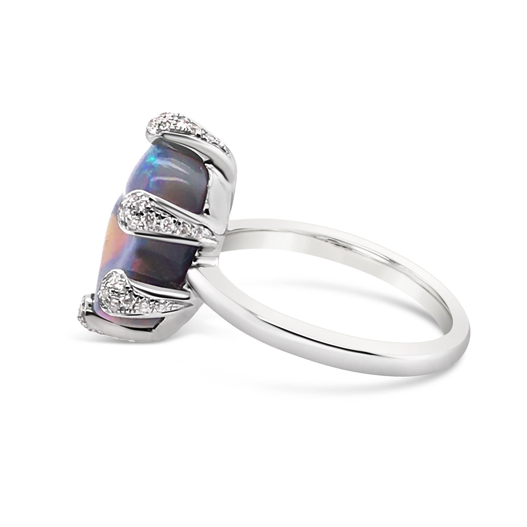 Taille cabochon Bague cocktail en or blanc 18 carats avec opale noire naturelle d'Australie de 6,80 carats et diamants en vente