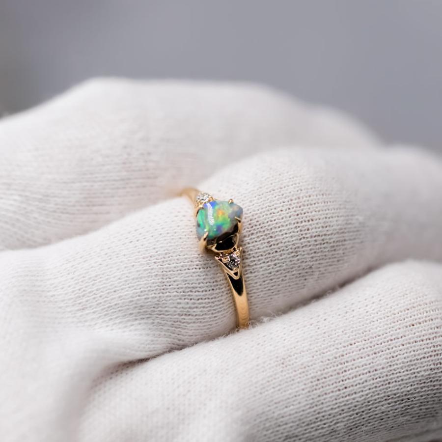 Australischer Schwarzer Opal & Diamant Verlobungsring in 18k Gelbgold (Brillantschliff)