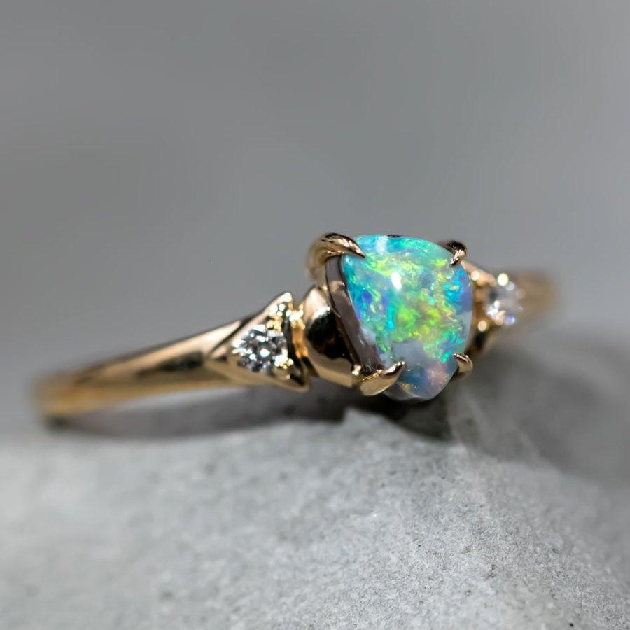 Australischer Schwarzer Opal & Diamant Verlobungsring in 18k Gelbgold (Arts and Crafts)