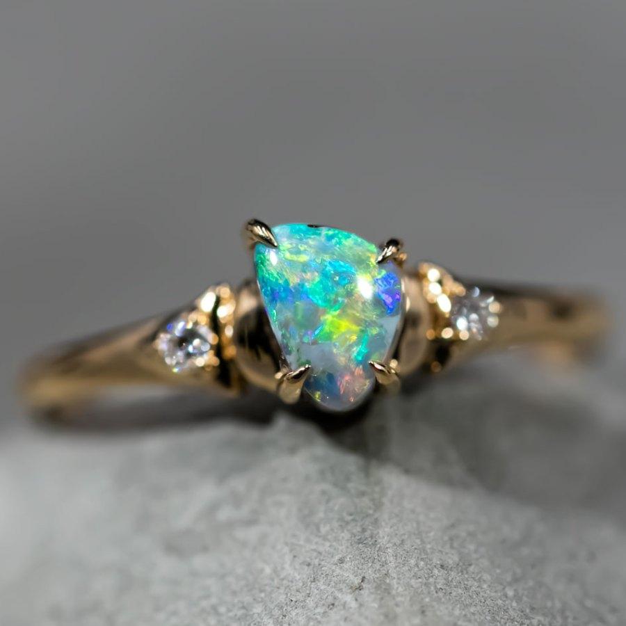 Australischer Schwarzer Opal & Diamant Verlobungsring in 18k Gelbgold.


Kostenloser Inlandsversand mit USPS First Class! Kostenlose Geschenktüte oder -box zu jeder Bestellung!

Der Opal, die Königin der Edelsteine, ist einer der schönsten