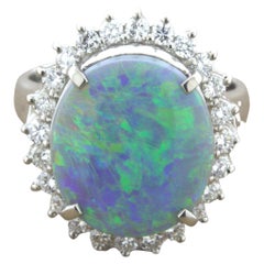 Anillo de platino con halo de diamantes y ópalo negro australiano