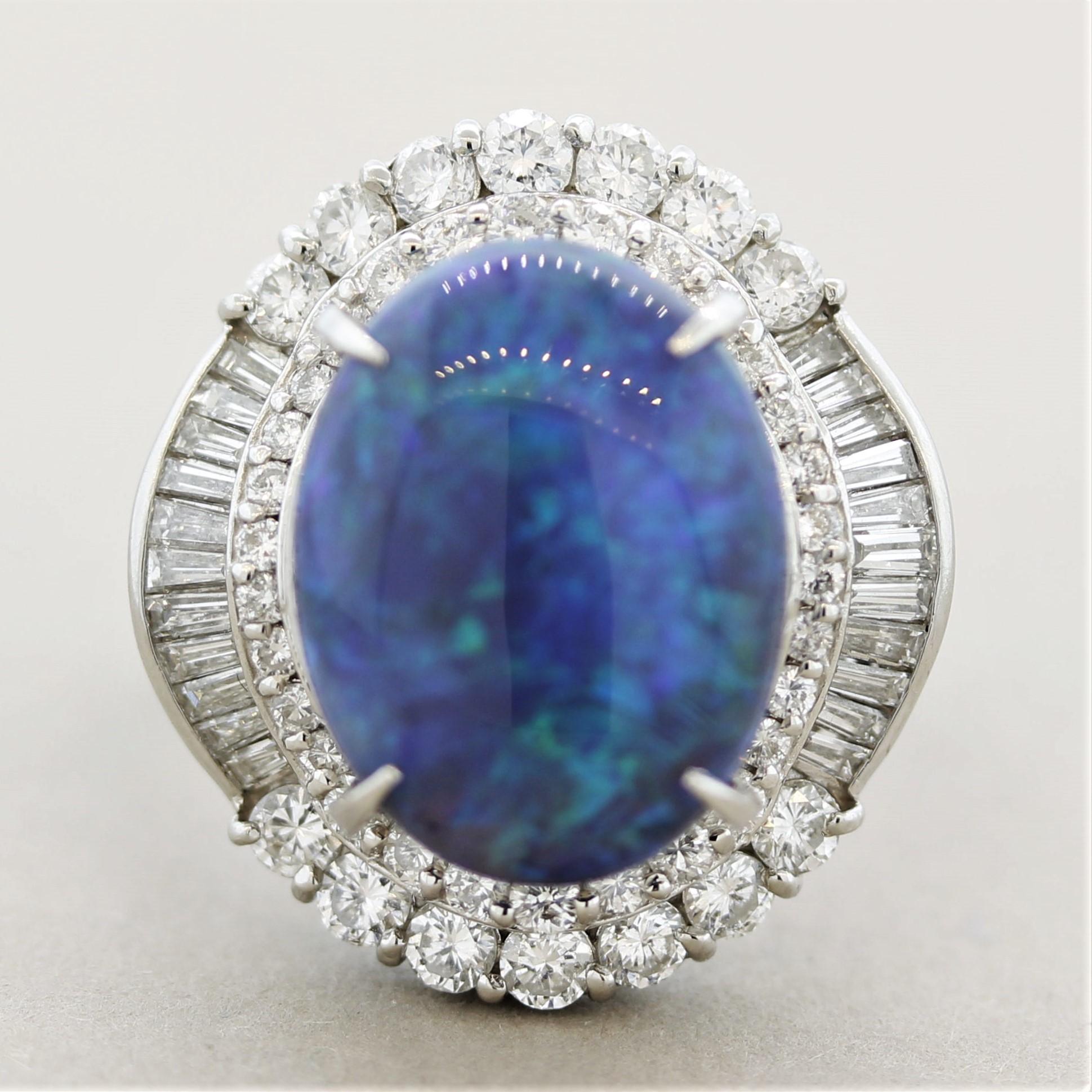 Une grande et impressionnante opale noire naturelle d'Australie ! Elle pèse 6,90 carats et présente de superbes jeux de couleurs, avec des éclats de bleu et de vert sur toute la surface de l'opale, qui a également une belle forme de dôme. Elle est