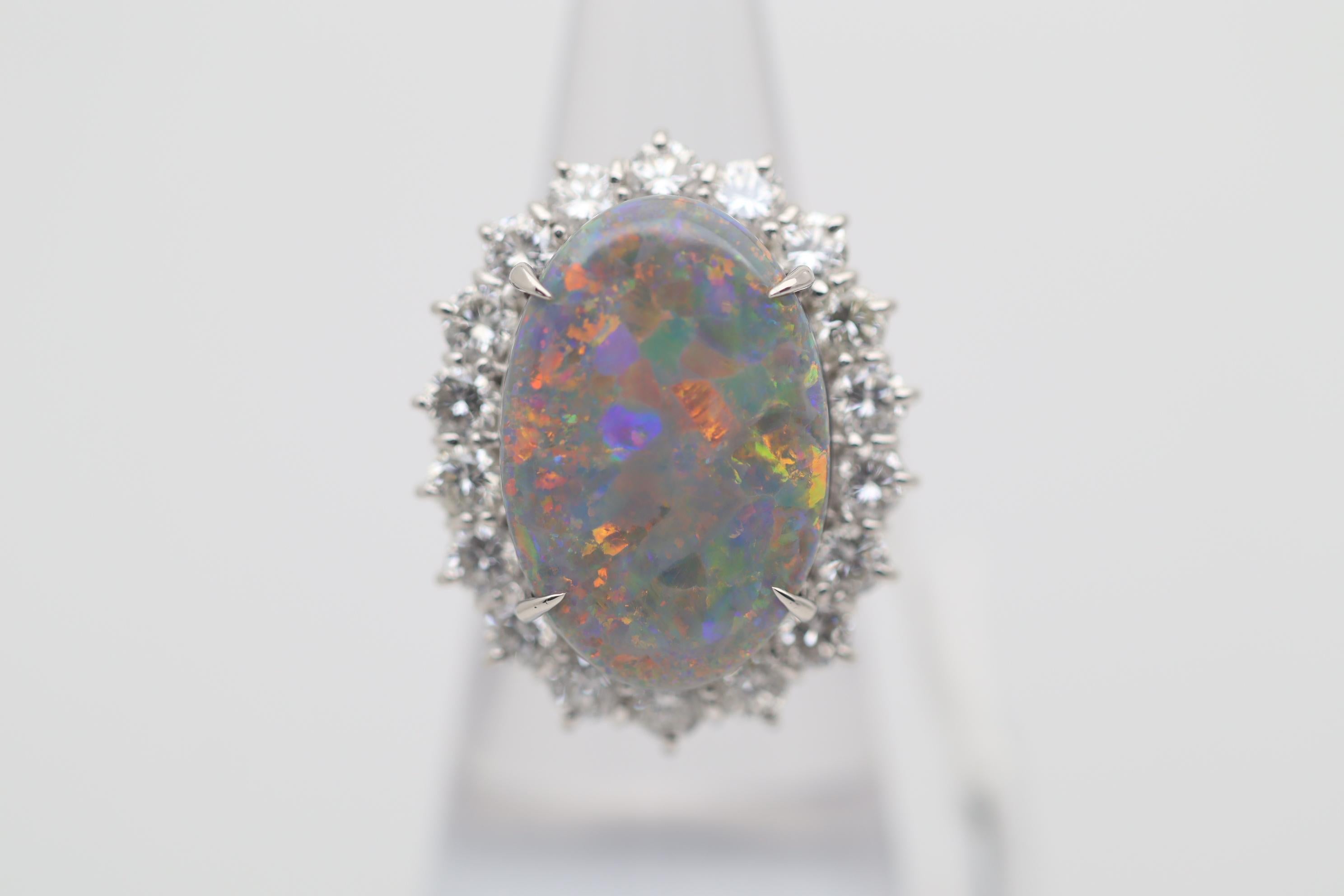 Taille ronde Bague cocktail en platine avec opale noire australienne et diamants