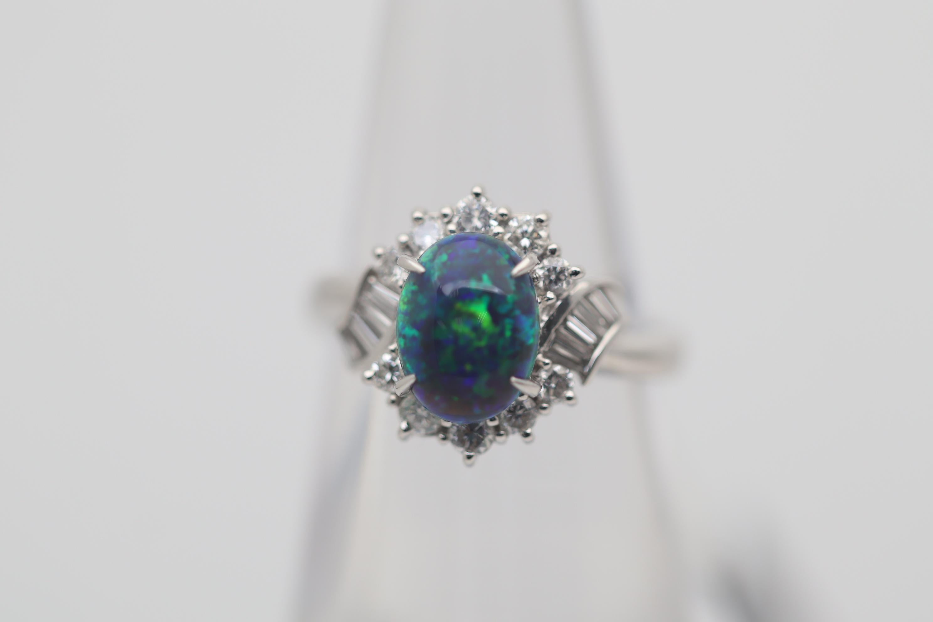 Taille ronde Bague en platine avec opale noire d'Australie et diamant en vente