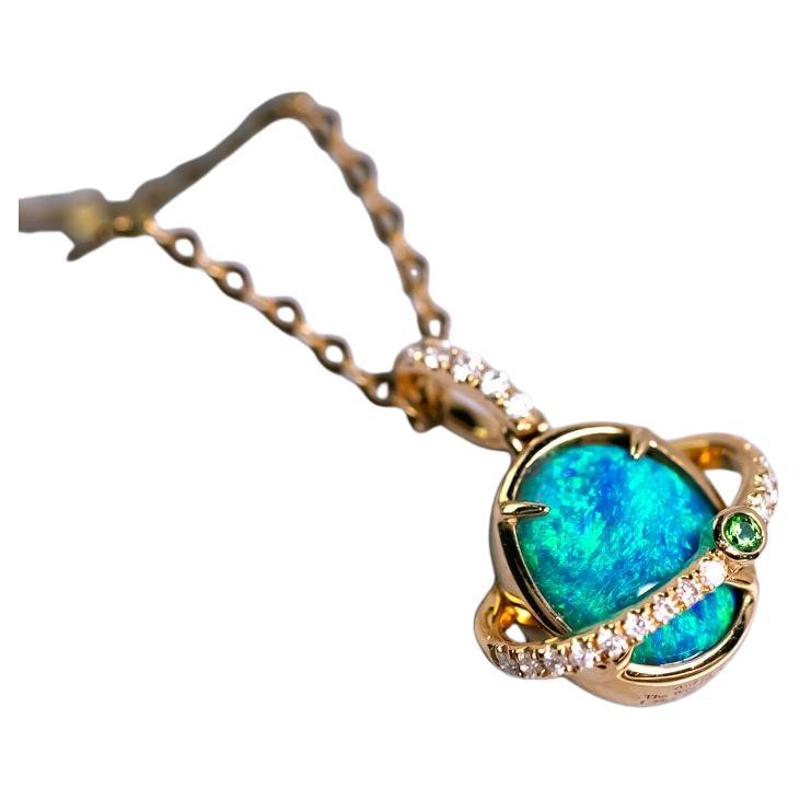 Collana con ciondolo in oro giallo 18 carati con opale nero australiano, diamanti e tsavorite in vendita