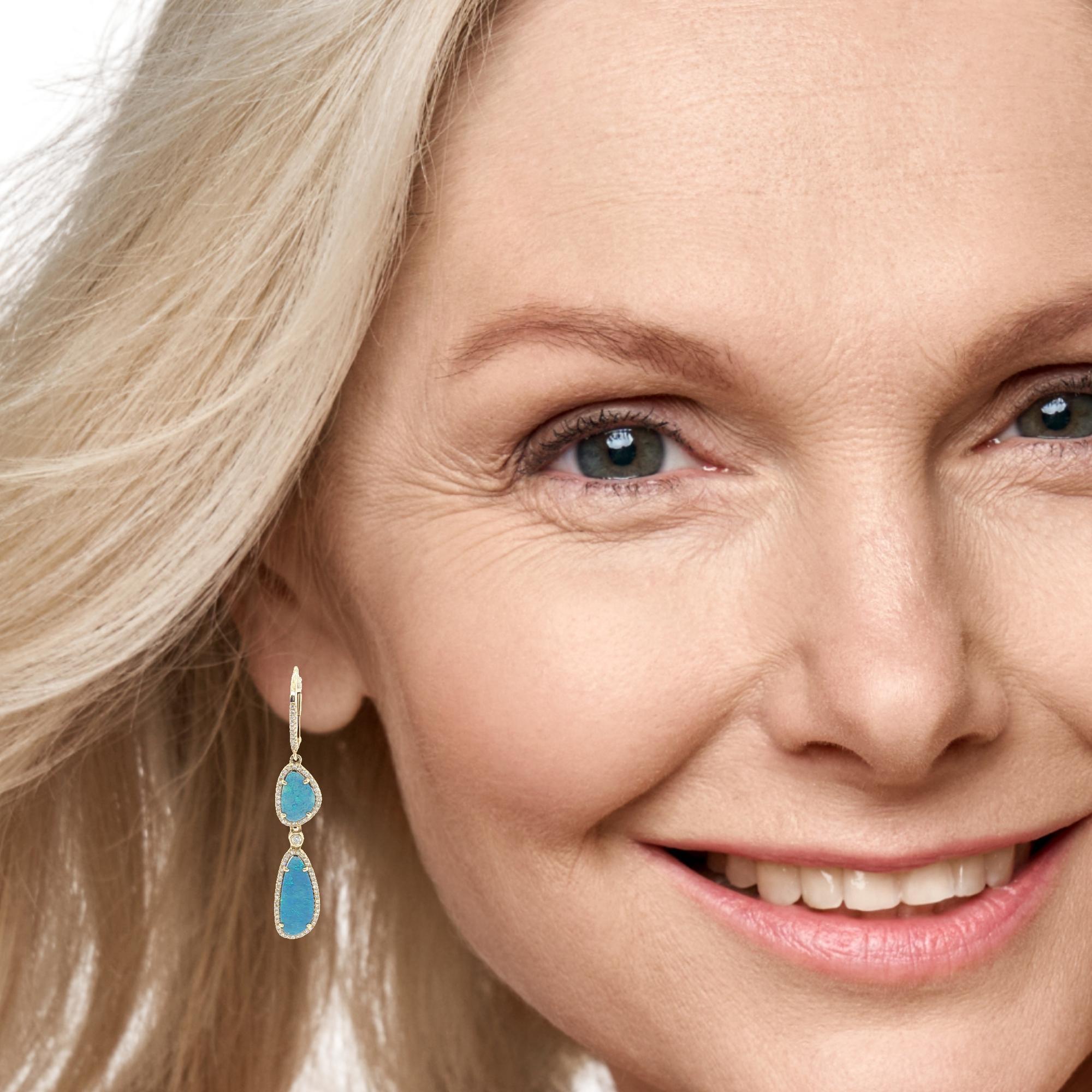 Donna Orecchini pendenti con opale nero australiano e diamanti in oro giallo 14k in vendita