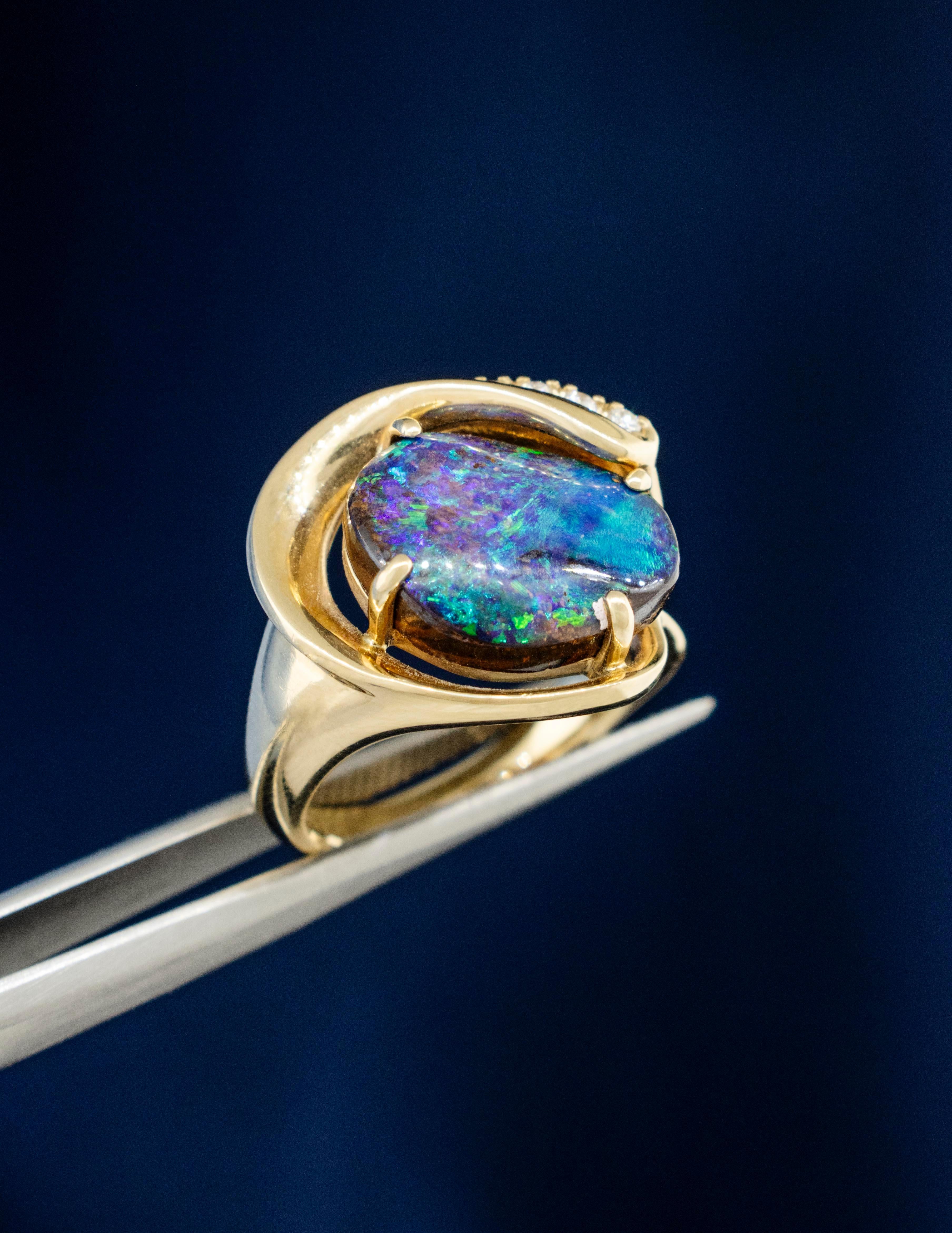 Anillo de Ópalo Negro Australiano con Detalles de Diamantes montado en Oro Amarillo de 14 Kilates Contemporáneo en venta