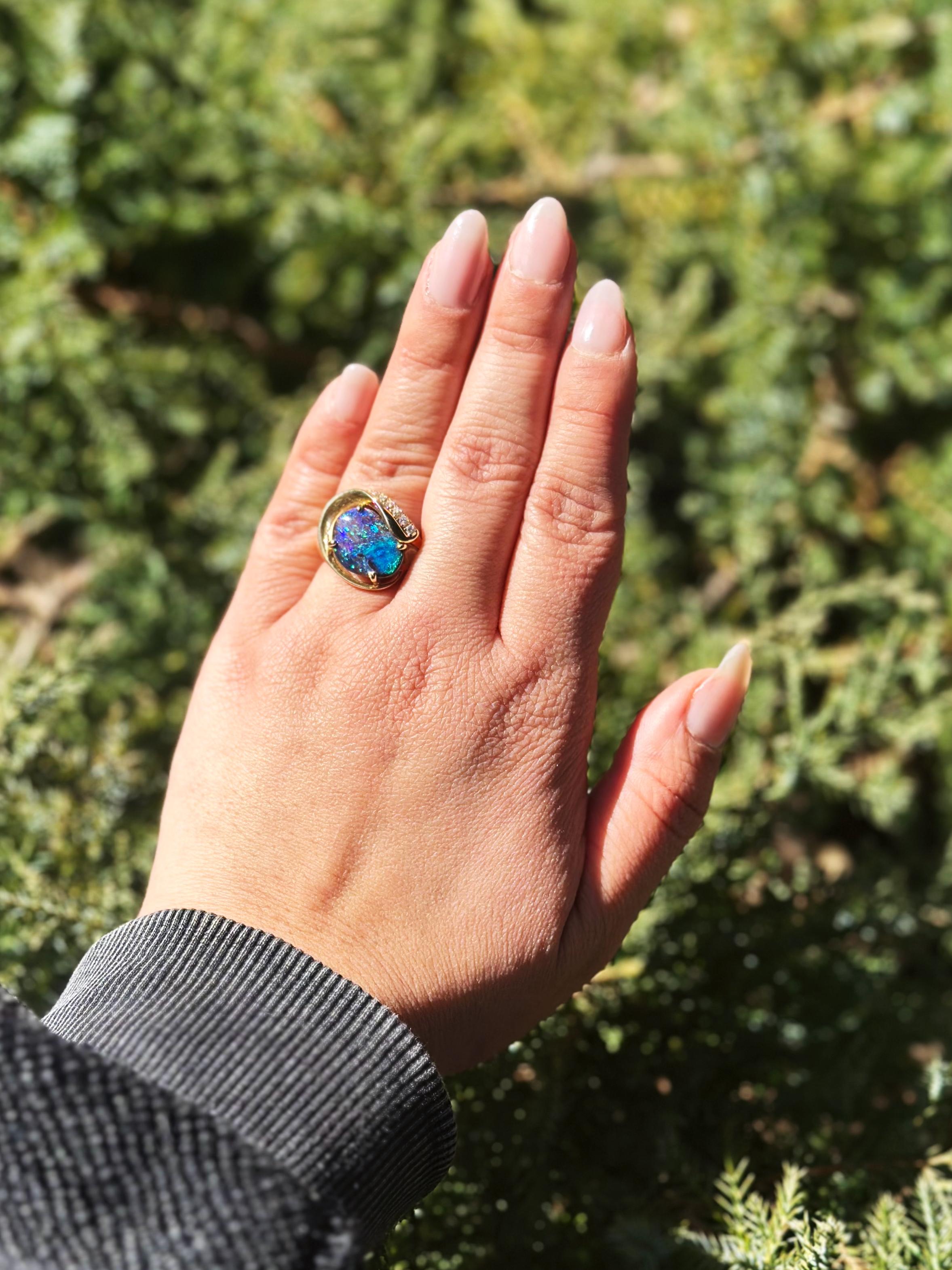 Anillo de Ópalo Negro Australiano con Detalles de Diamantes montado en Oro Amarillo de 14 Kilates Cabujón en venta