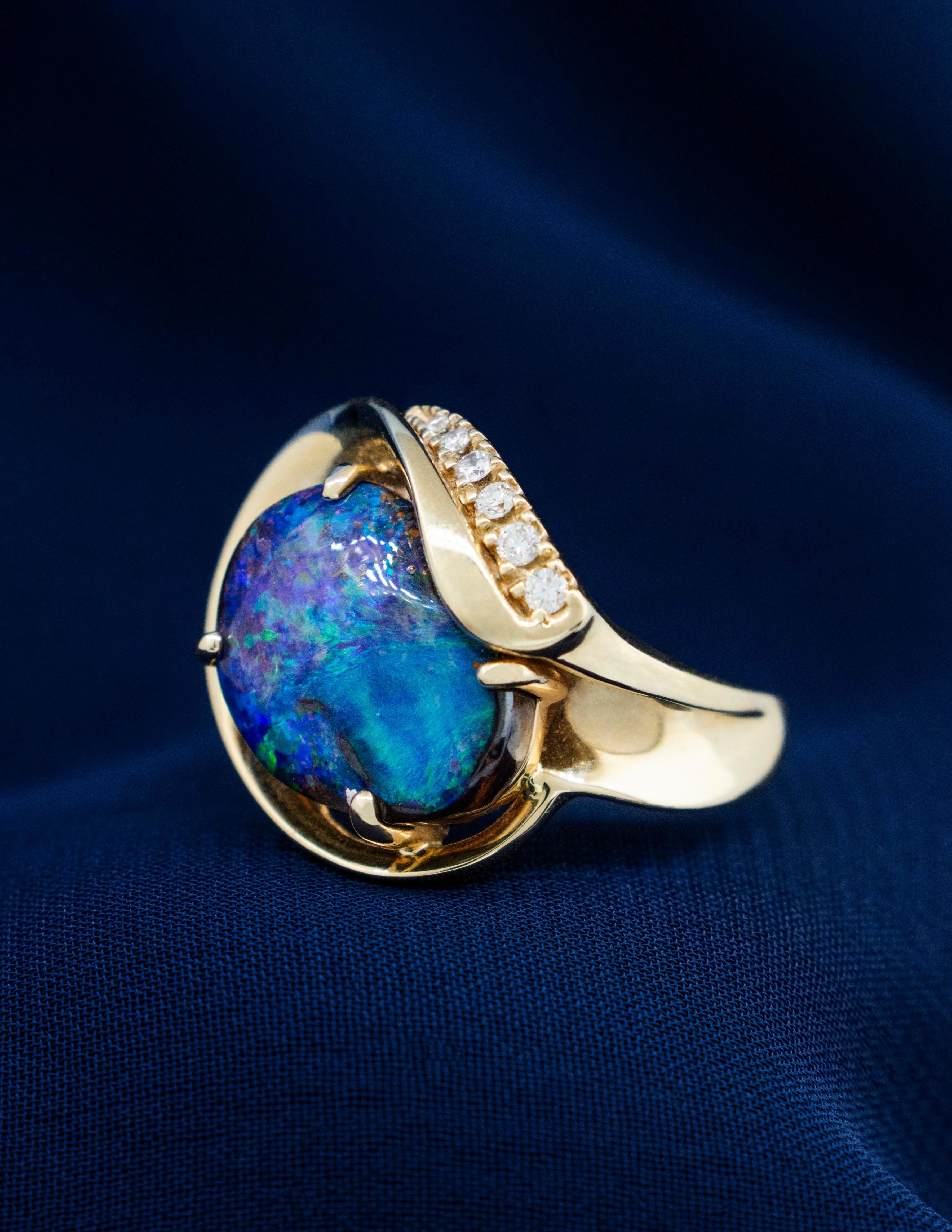 Anillo de Ópalo Negro Australiano con Detalles de Diamantes montado en Oro Amarillo de 14 Kilates en Nuevo estado para la venta en Boone, NC