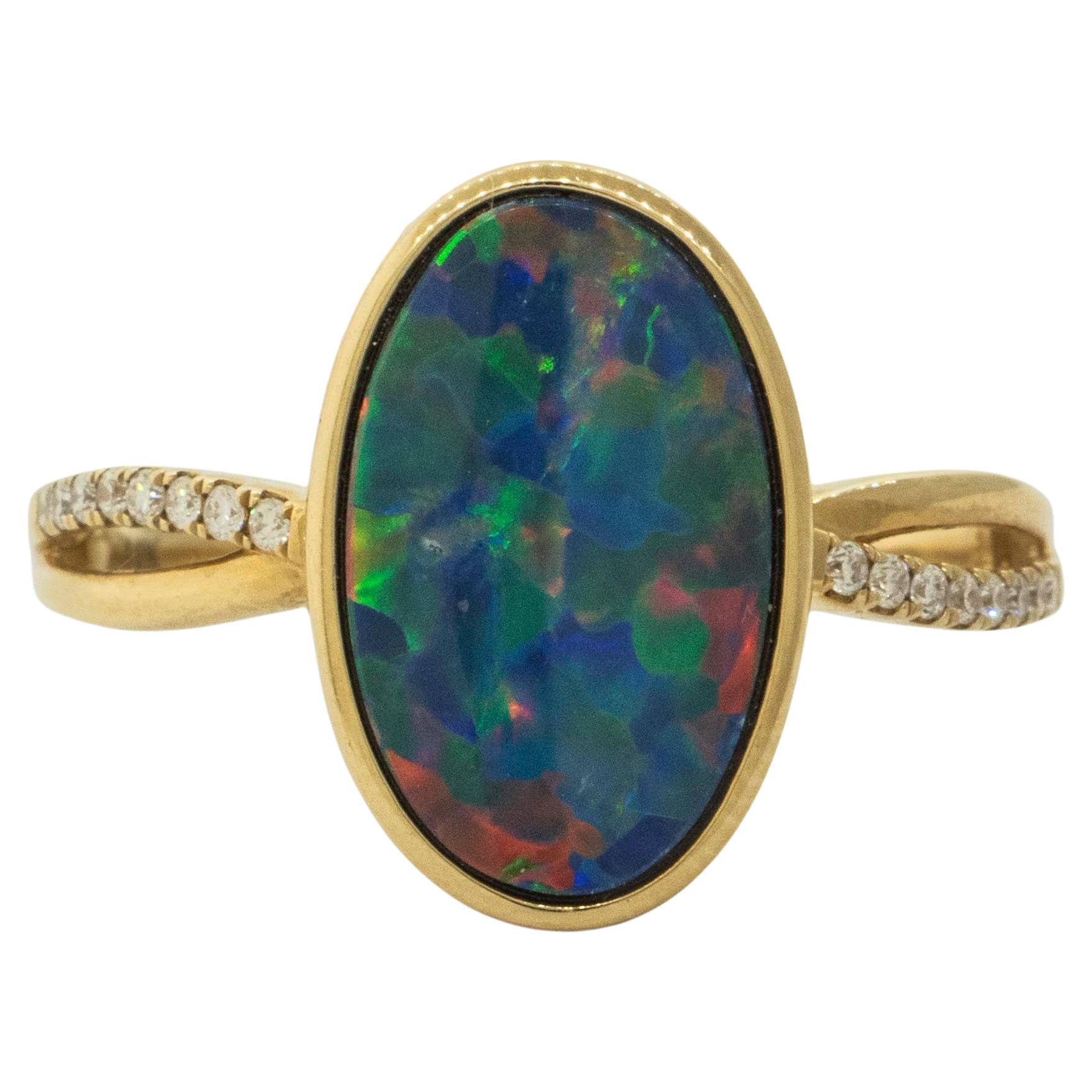 Anillo de ópalo negro australiano con diamantes de oro amarillo de 14 quilates