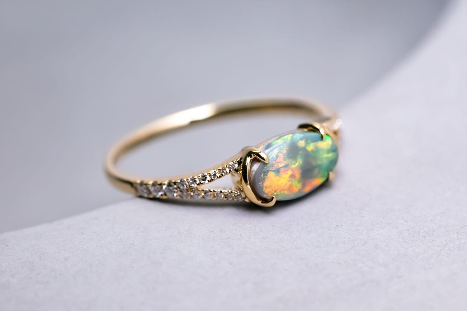 Bague de fiançailles à tige fendue en or 18K avec pavé en opale noire australienne en vente 4