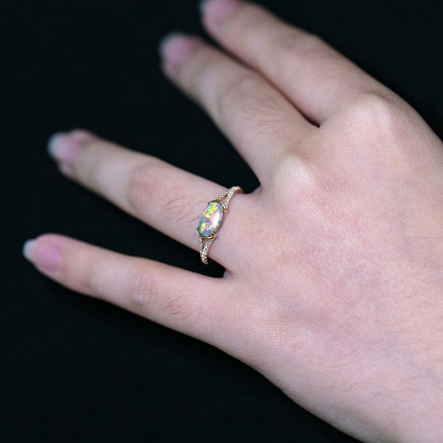 Arts and Crafts Bague de fiançailles à tige fendue en or 18K avec pavé en opale noire australienne en vente