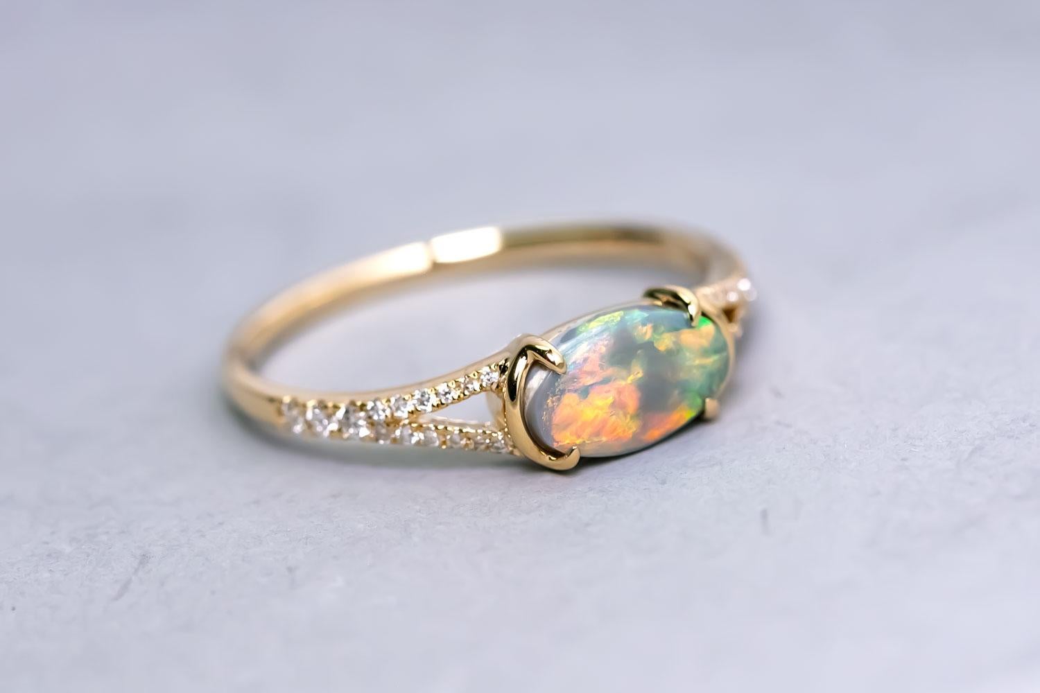 Bague de fiançailles à tige fendue en or 18K avec pavé en opale noire australienne en vente 1