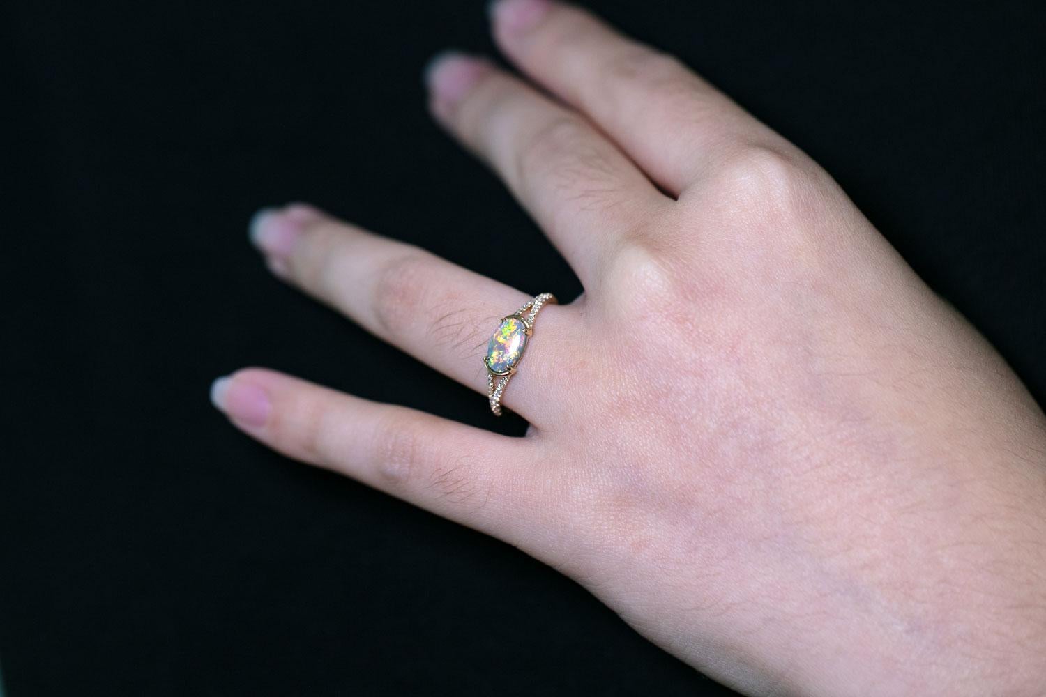 Bague de fiançailles à tige fendue en or 18K avec pavé en opale noire australienne en vente 2