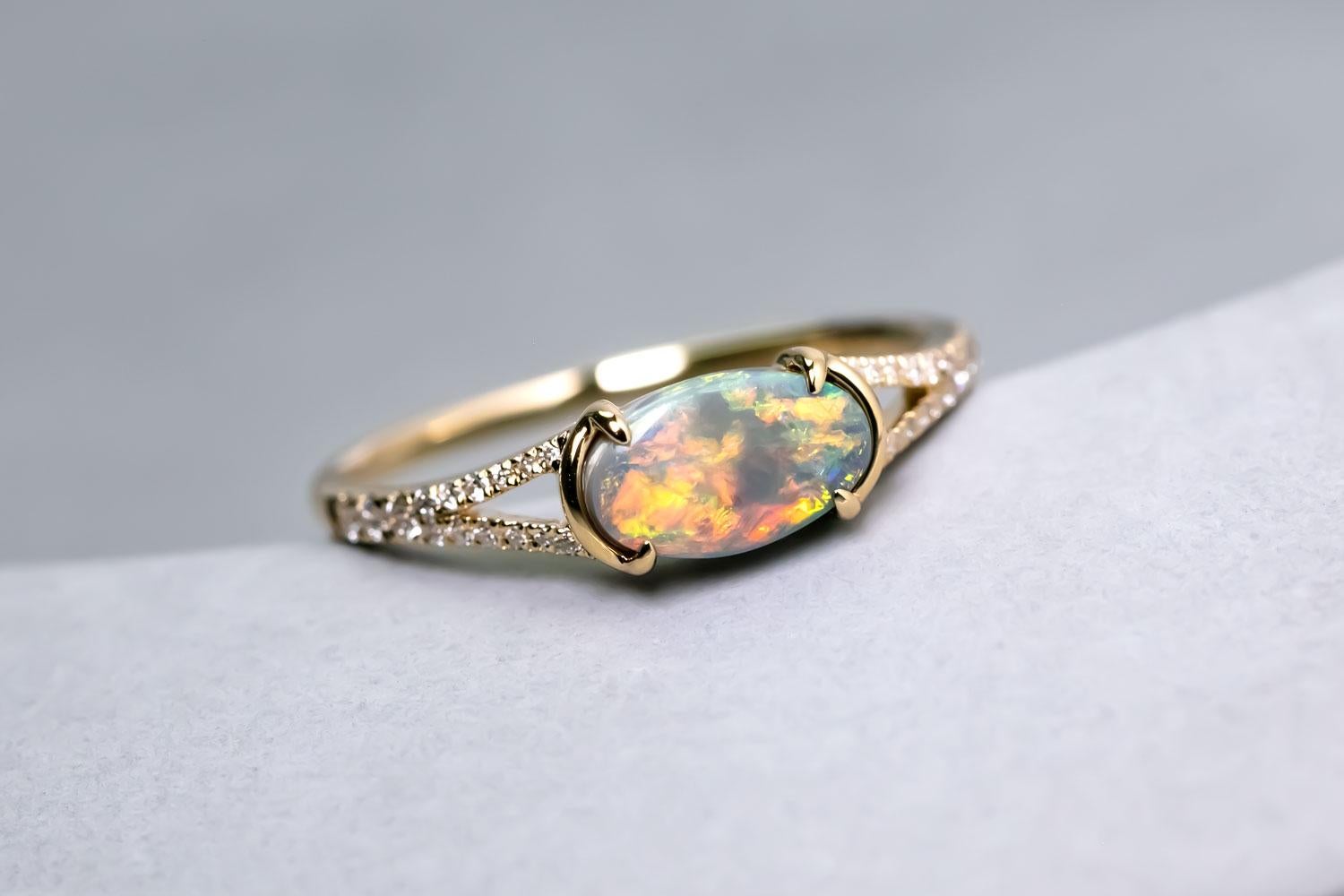 Bague de fiançailles à tige fendue en or 18K avec pavé en opale noire australienne en vente 3