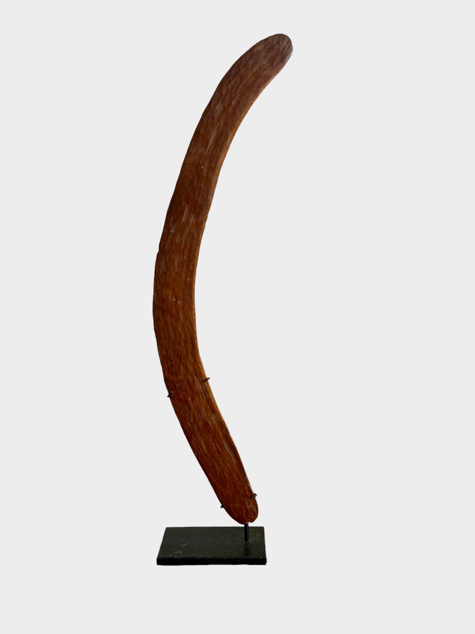 Un boomerang du 19e siècle provenant d'Australie.
Bonne patine d'usage et présenté sur un socle.
