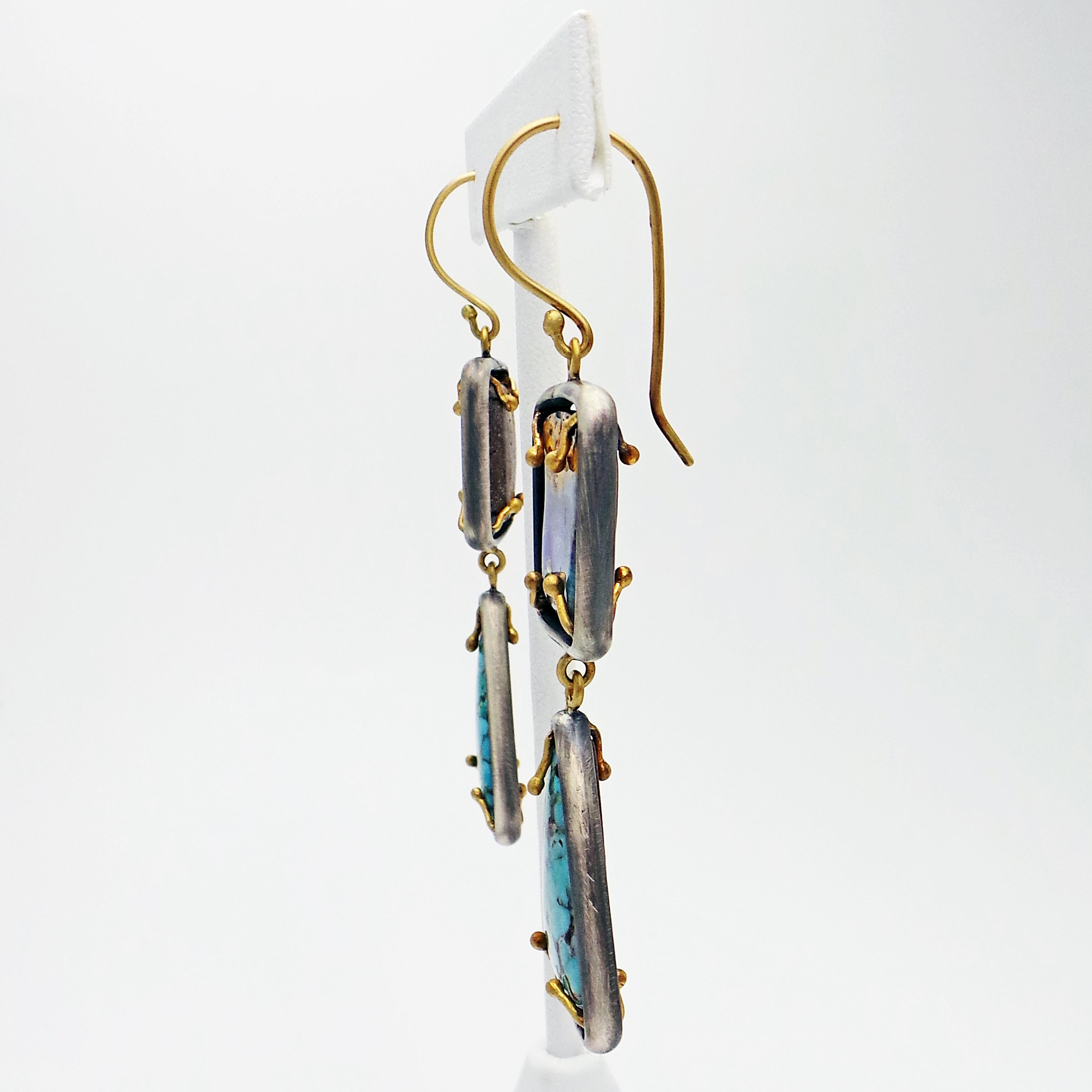 Contemporain Pendants d'oreilles australiens en or 18 carats, opale de roche, turquoise et argent en vente