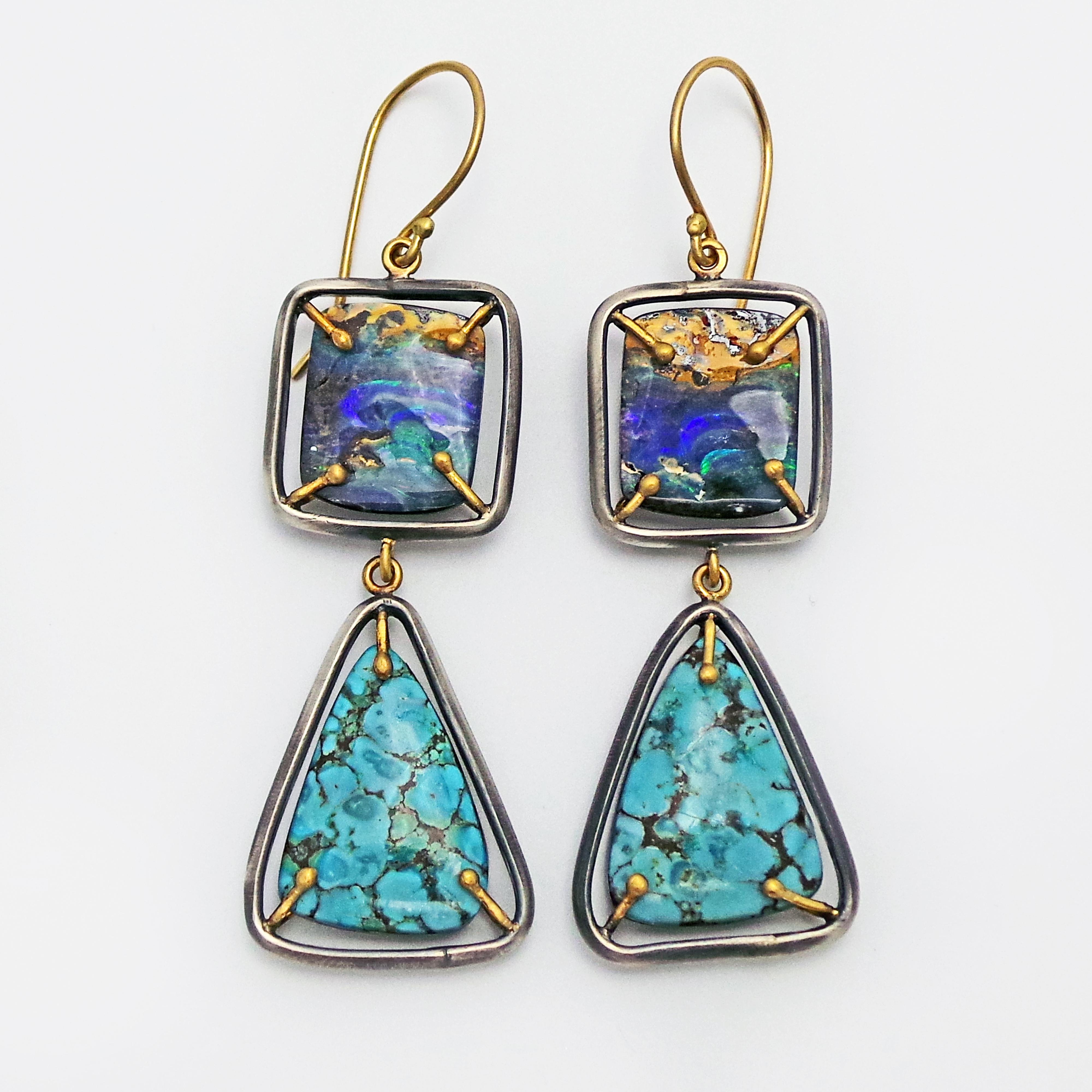 Taille cabochon Pendants d'oreilles australiens en or 18 carats, opale de roche, turquoise et argent en vente