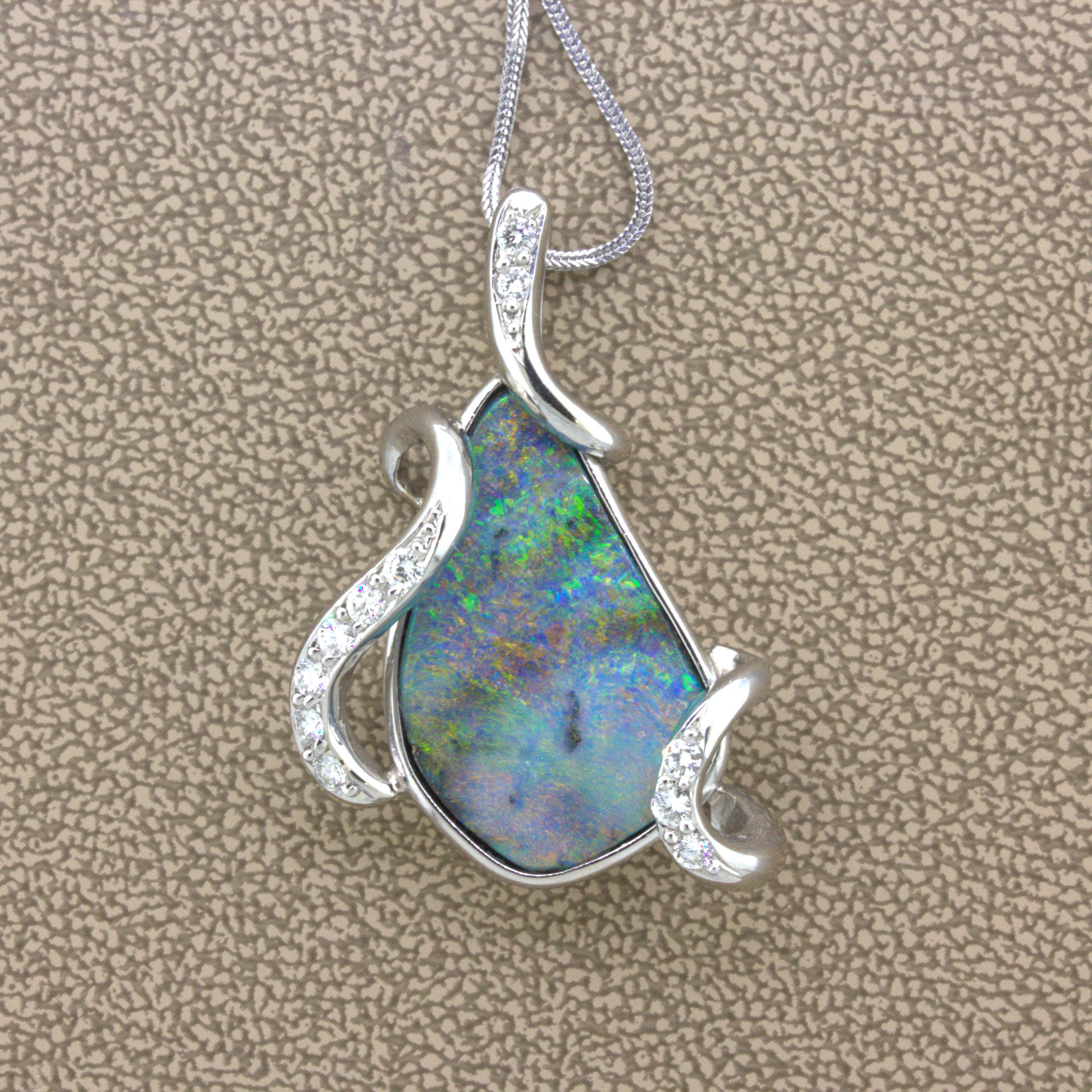 Ein schönes Beispiel für die Schönheit des australischen Boulder-Opals. Dieses Stück wiegt etwa 10 Karat und zeigt so gut wie jede Farbe in einem weichen Pinselstrichmuster. Ergänzt wird er durch 0,34 Karat runde Diamanten im Brillantschliff, die in